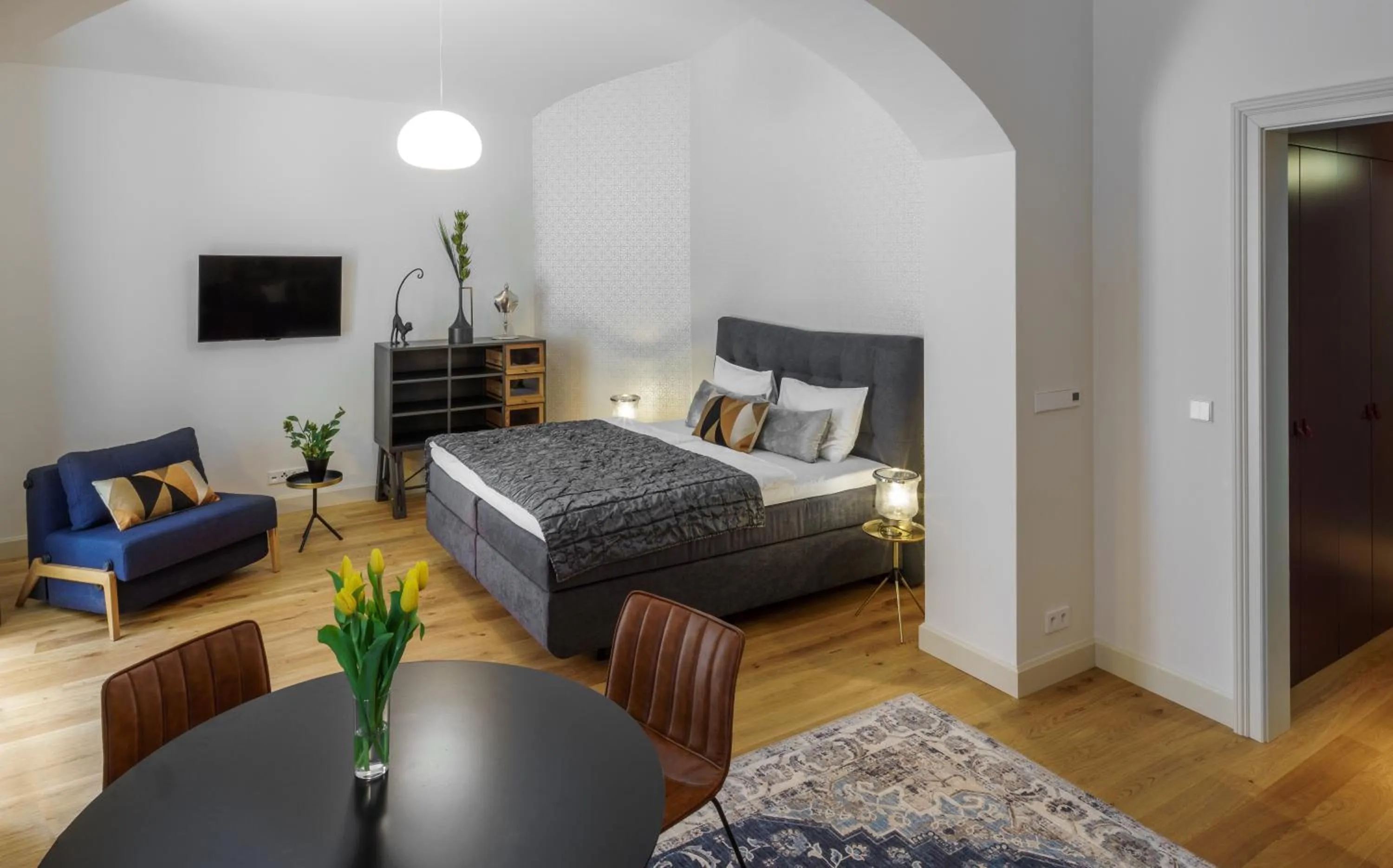 TV and multimedia, Bed in MN6 Luxury Suites by Adrez