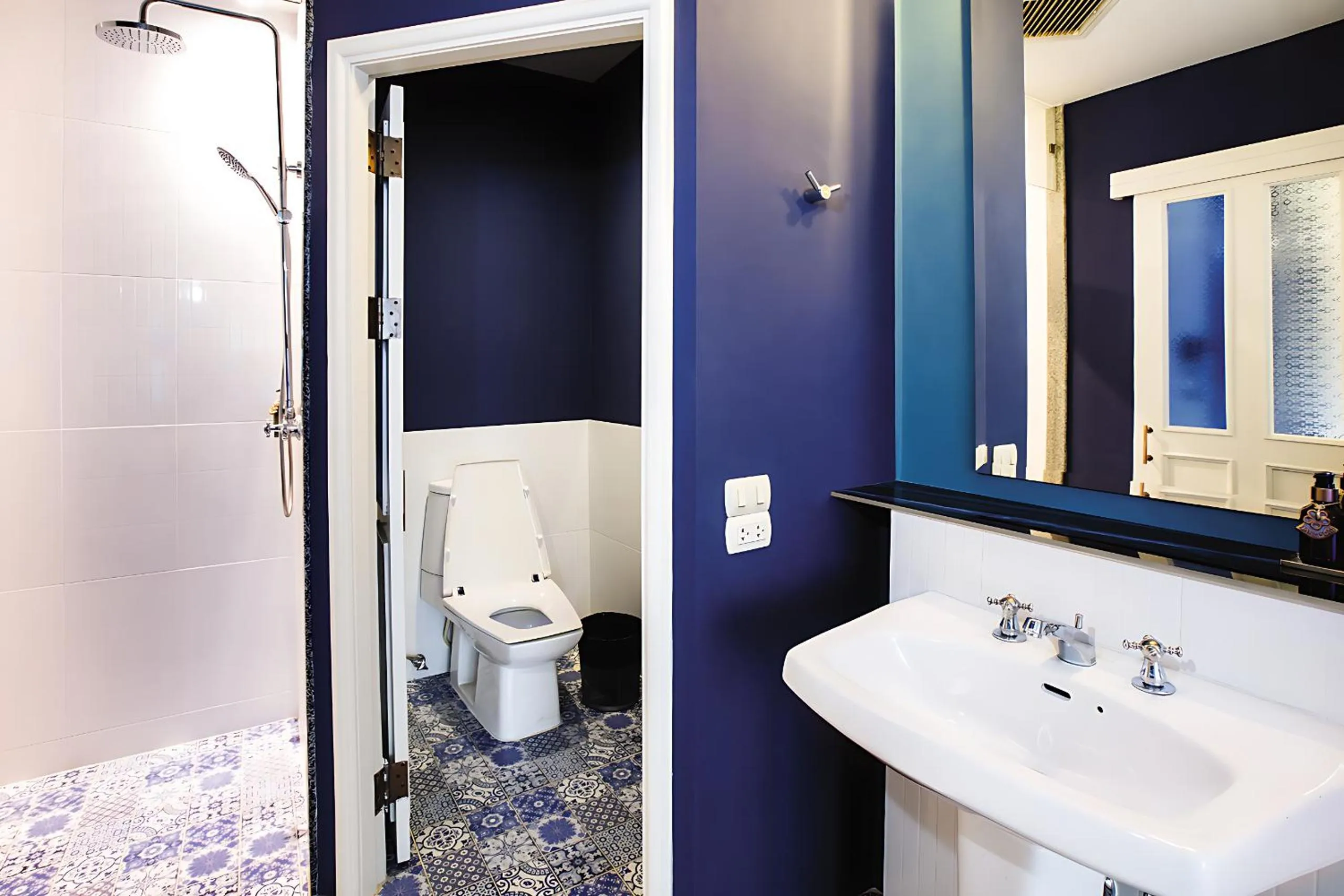 Toilet in La Seine City Resort, Chiang Mai