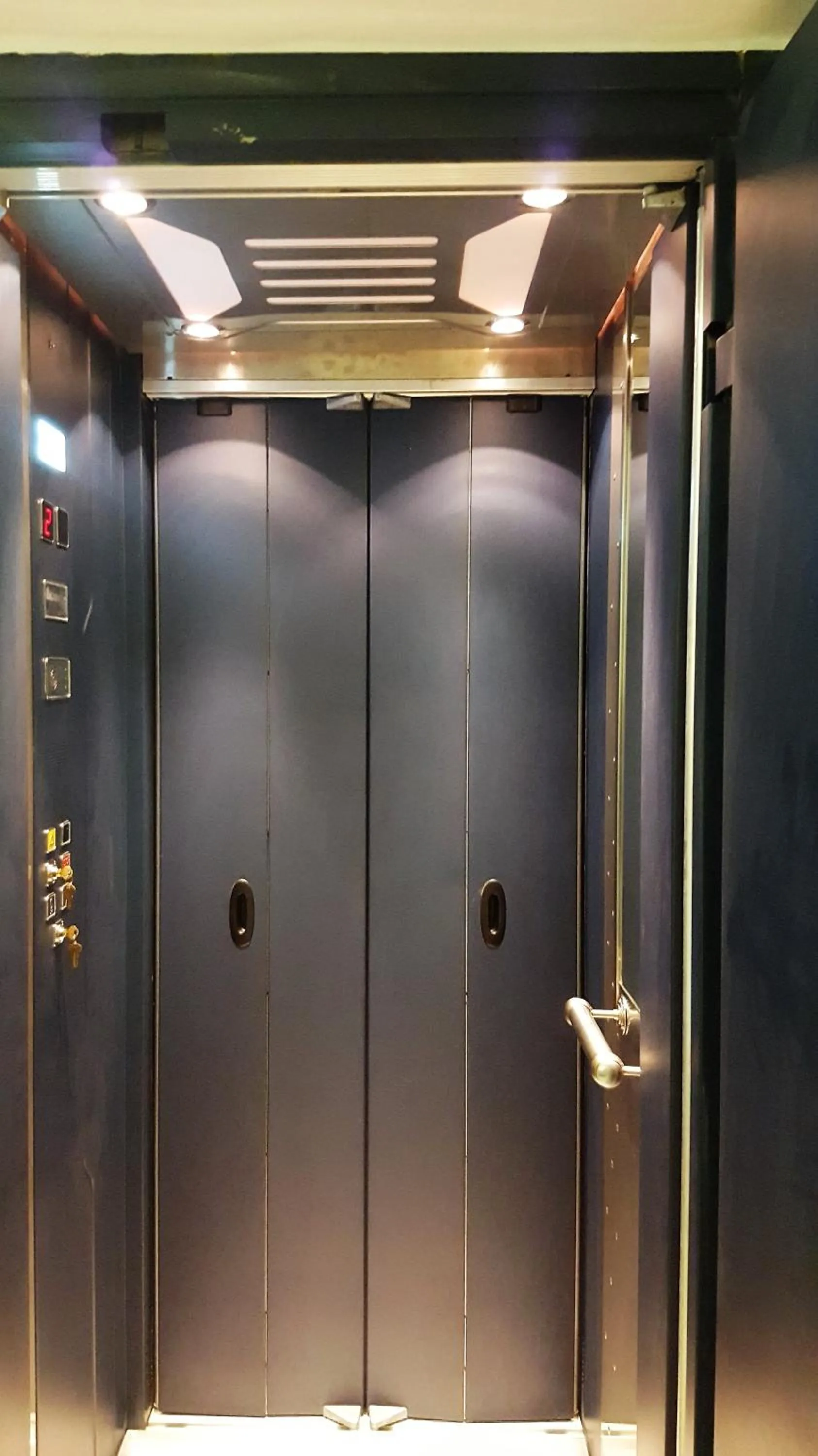 elevator in TINOS AQUA PALAZZO