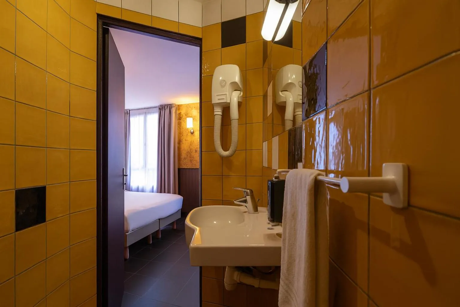 Shower, Bed in Walled off Hotel Paris