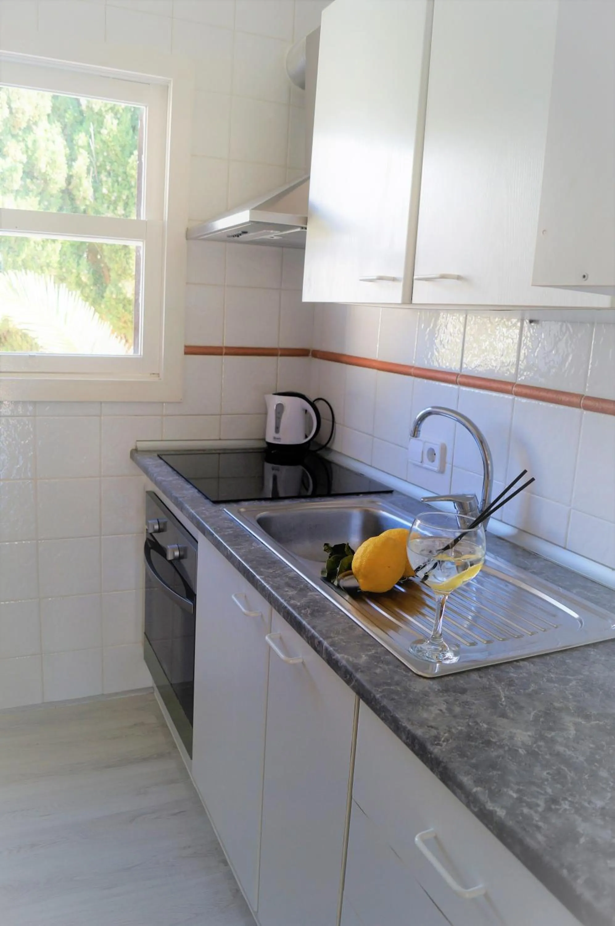 Kitchen or kitchenette in Bungalow Playa d'Or, 2
