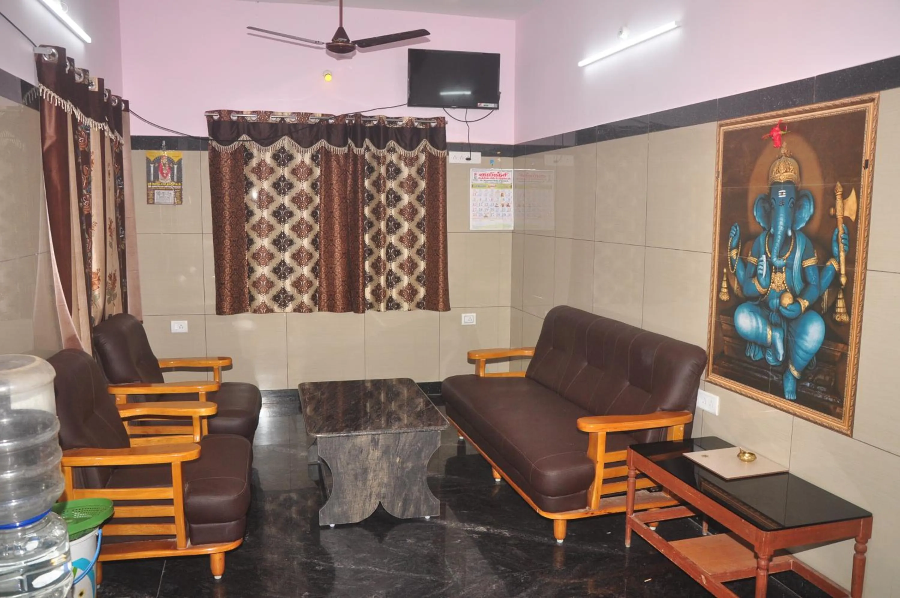 Lobby or reception in Hotel Aishwariyam