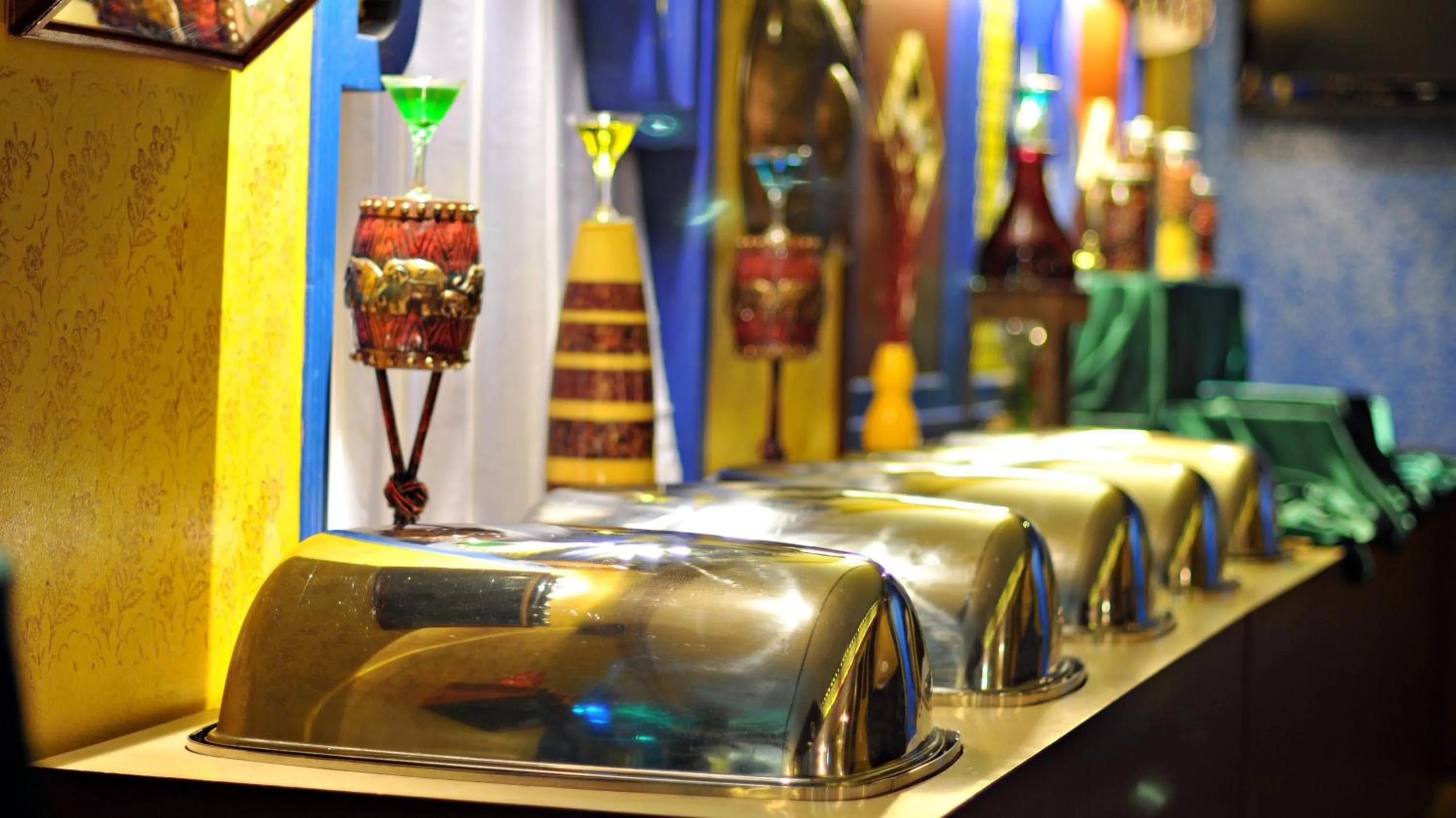 Restaurant/places to eat in Ramee Guestline Hotel