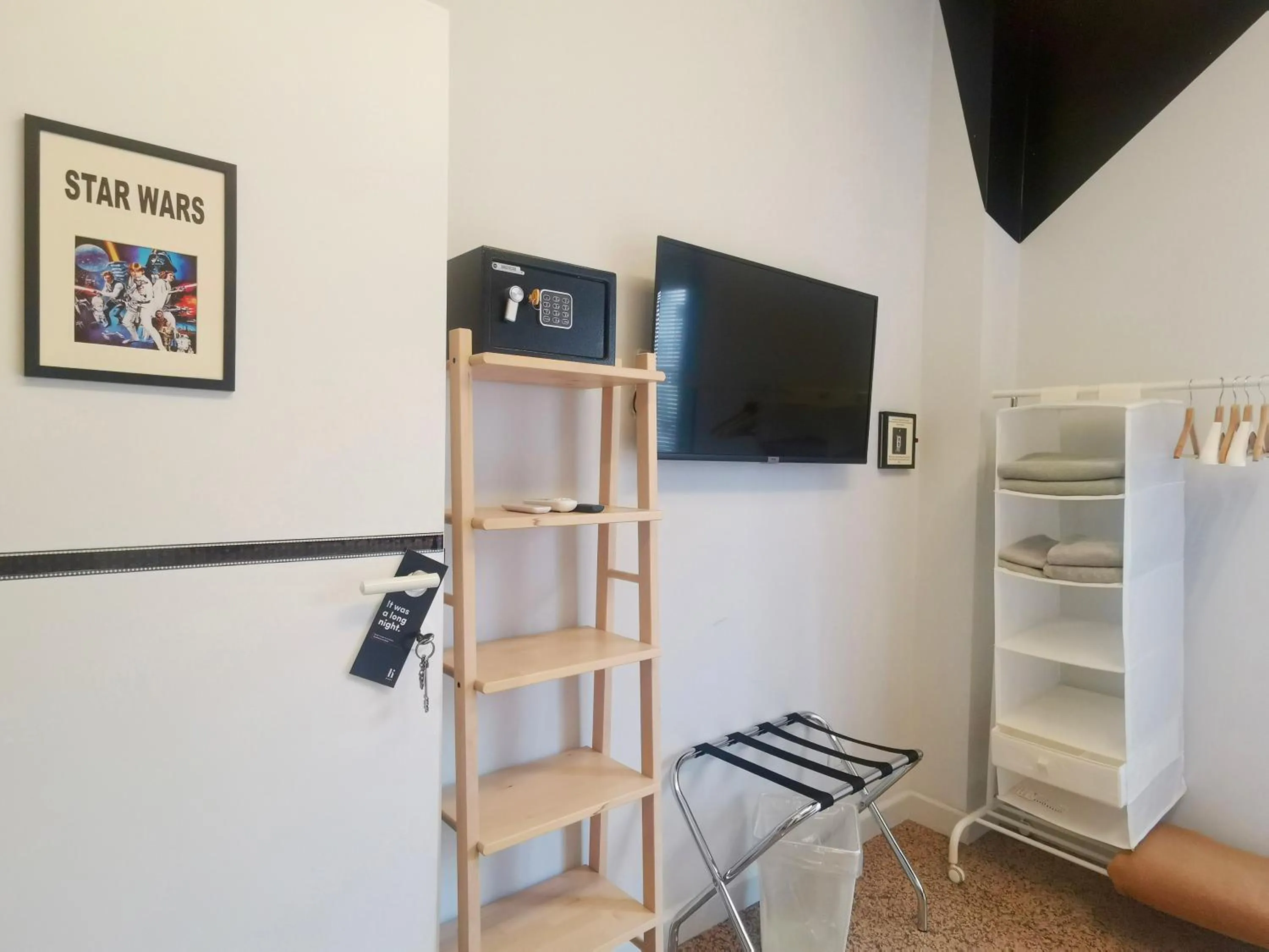 Bedroom in Red Carpet rooms