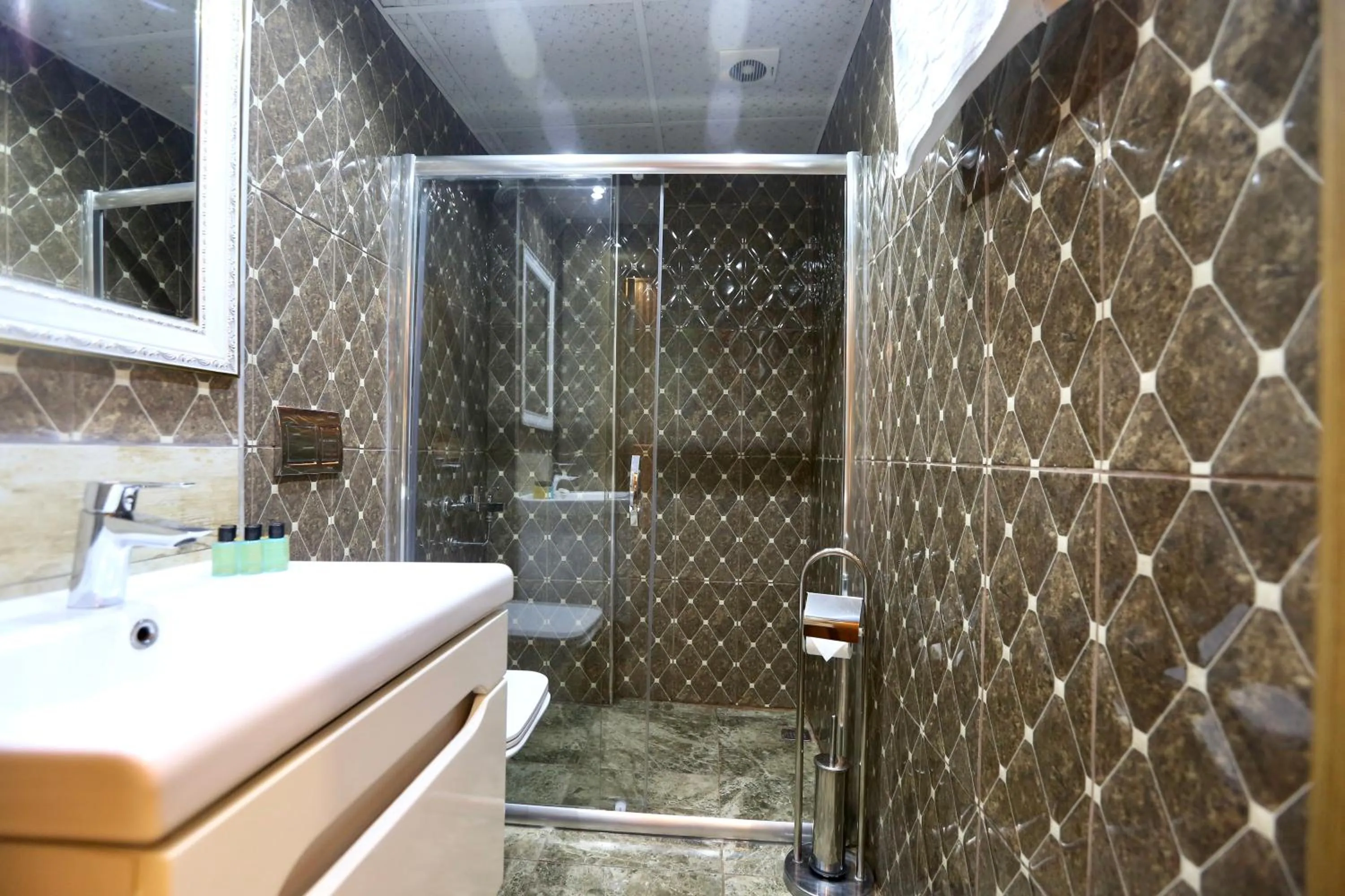 Shower in Maranda Suit Hotel