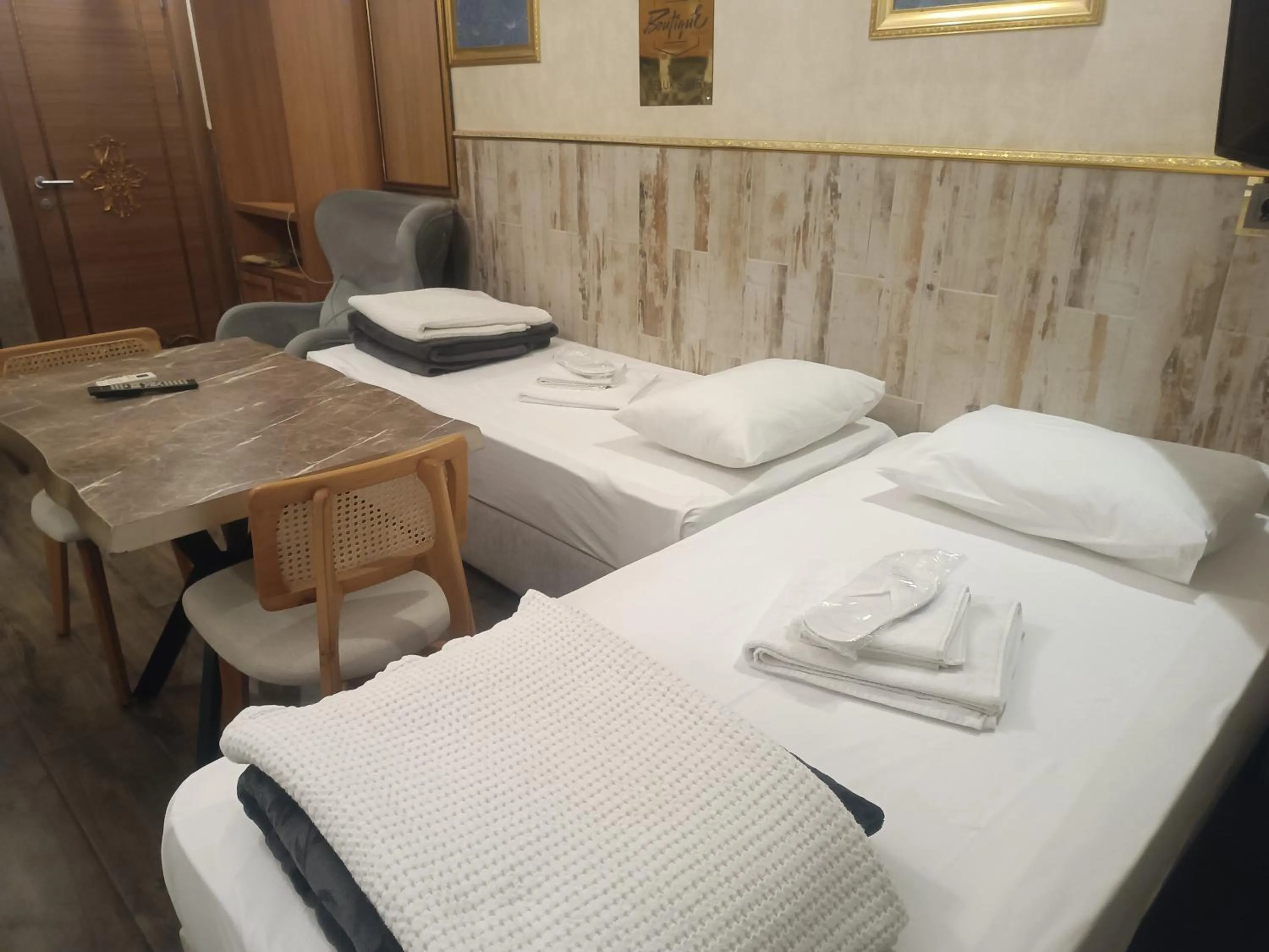 Living room, Bed in Maranda Suit Hotel