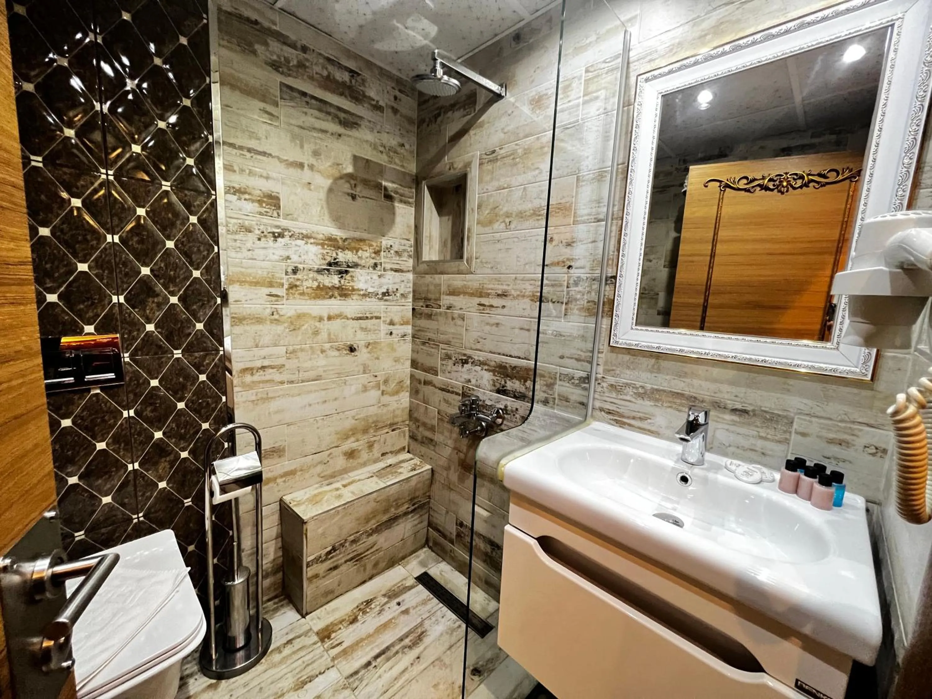 Toilet in Maranda Suit Hotel