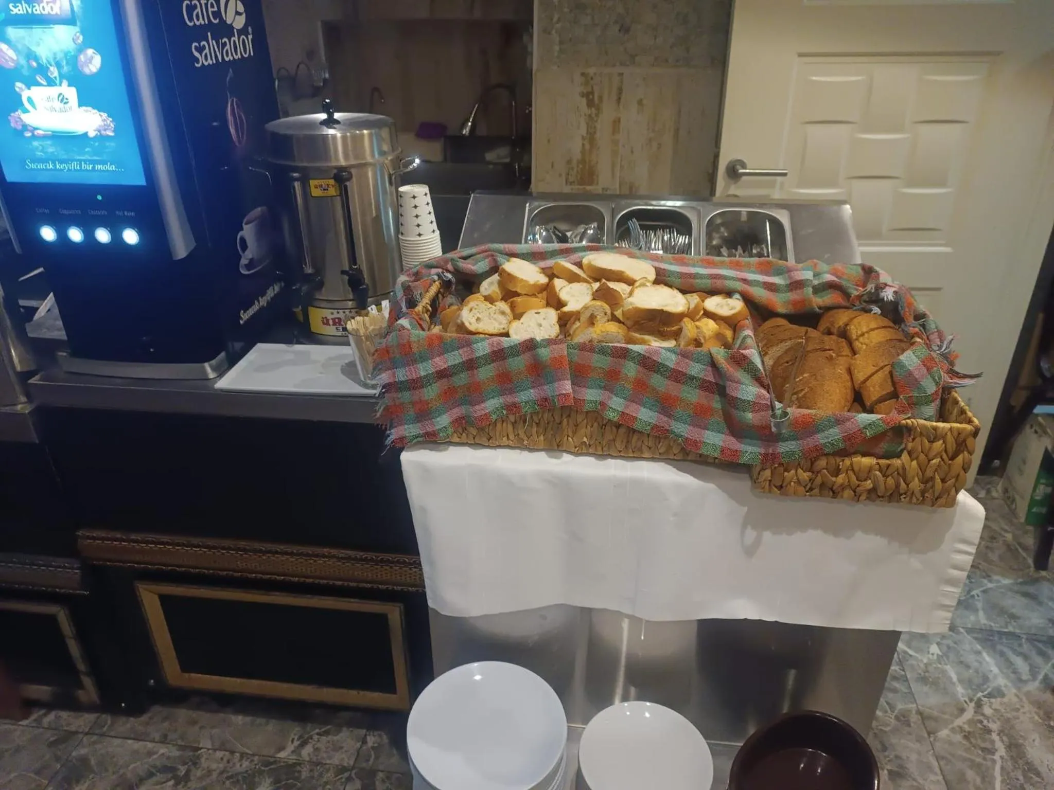 Food and drinks in Maranda Suit Hotel