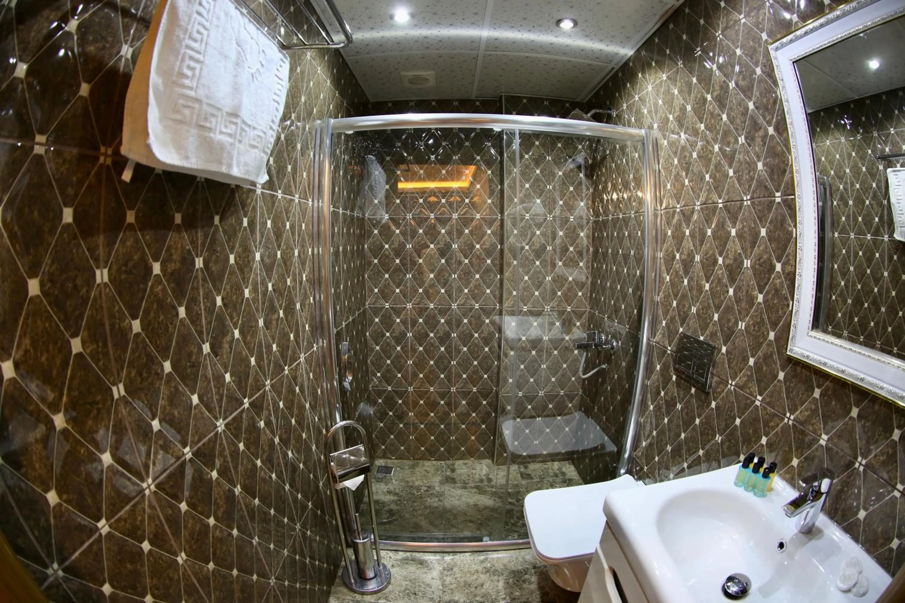Shower in Maranda Suit Hotel