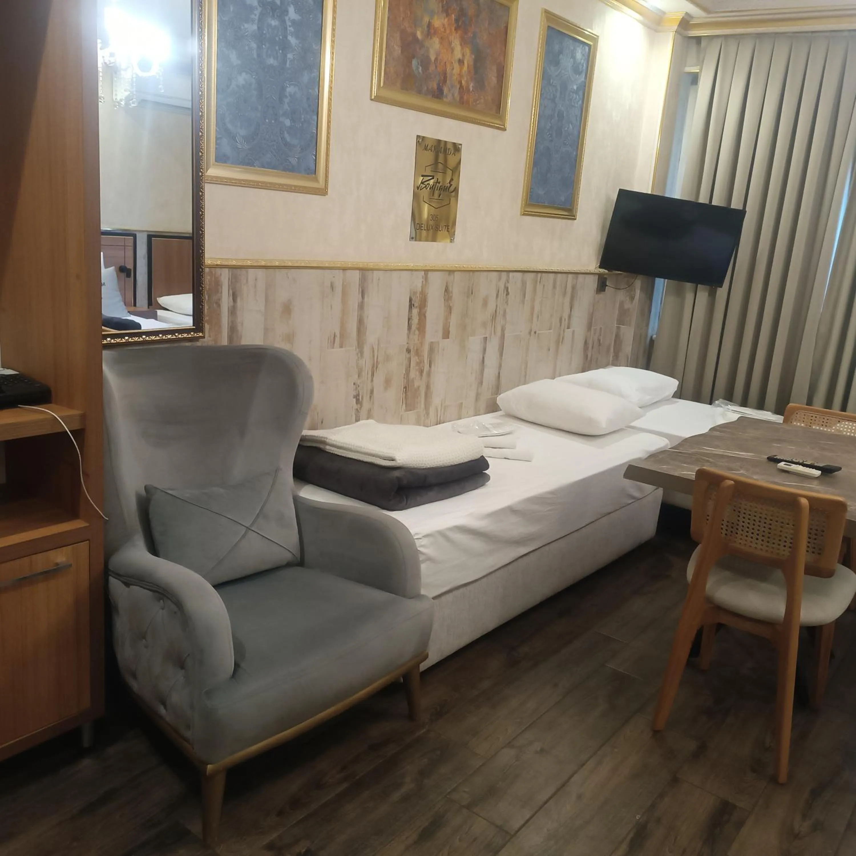 TV and multimedia, Bed in Maranda Suit Hotel