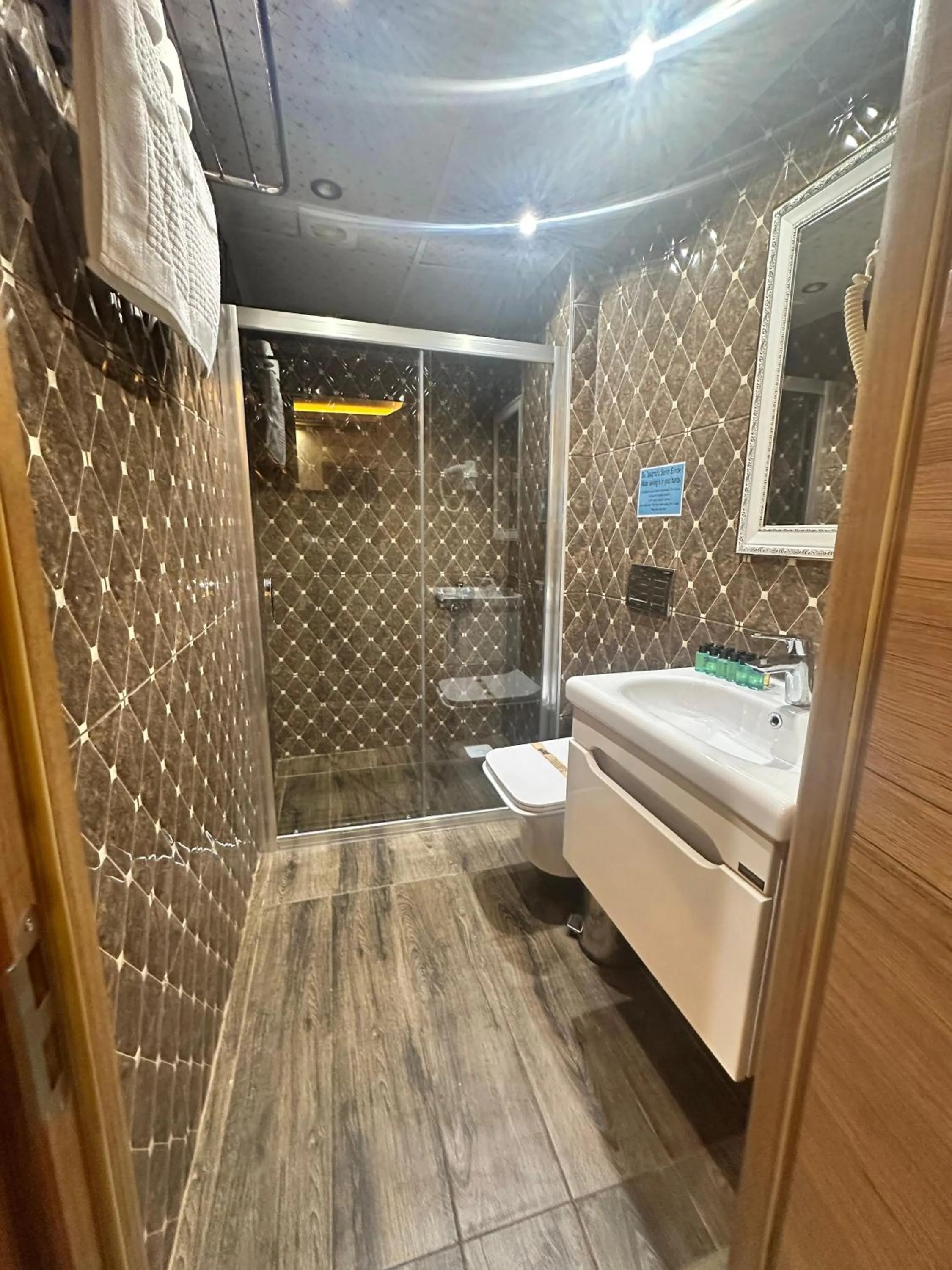 Bathroom, Bed in Maranda Suit Hotel