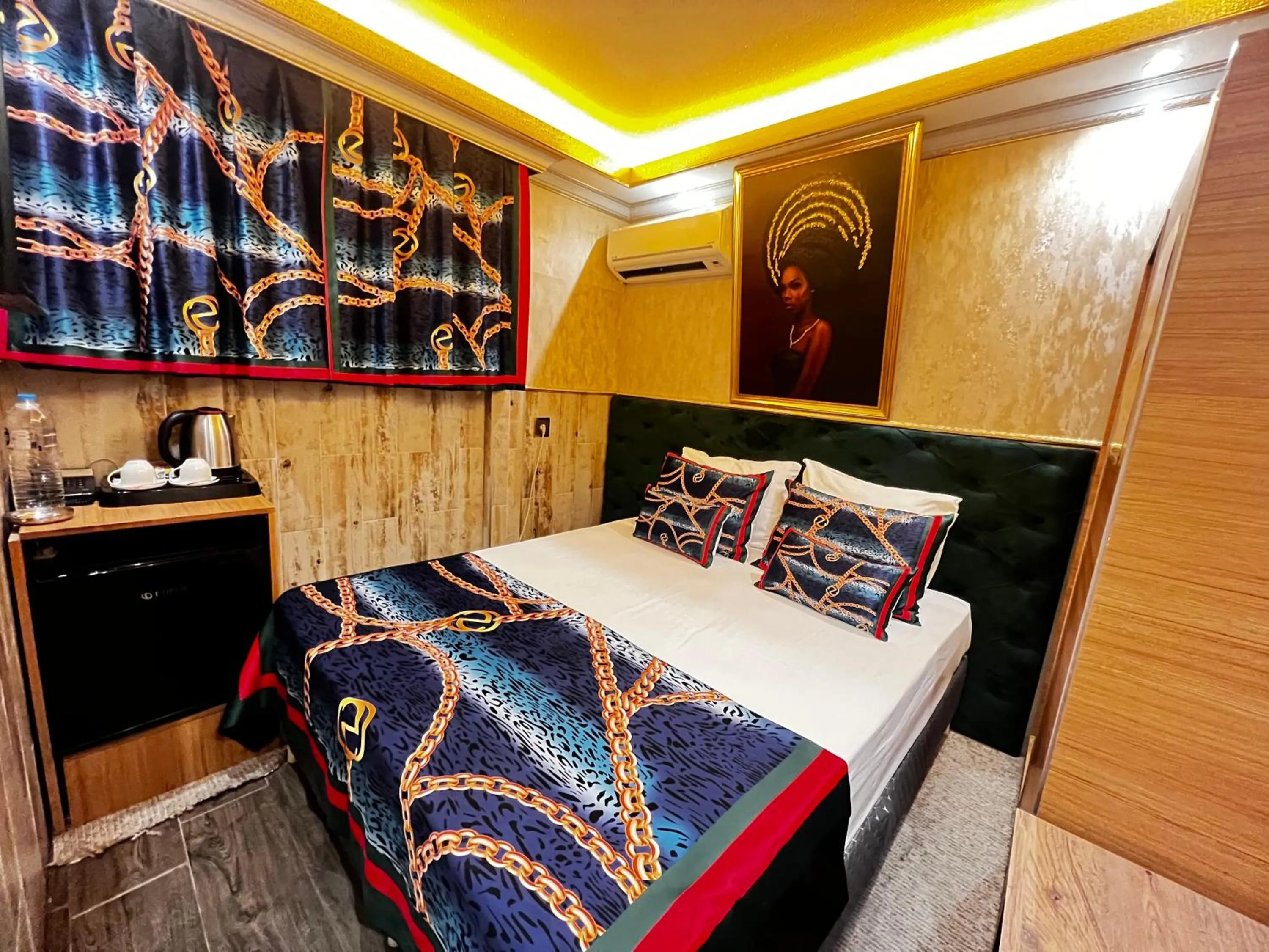 Photo of the whole room, Bed in Maranda Suit Hotel