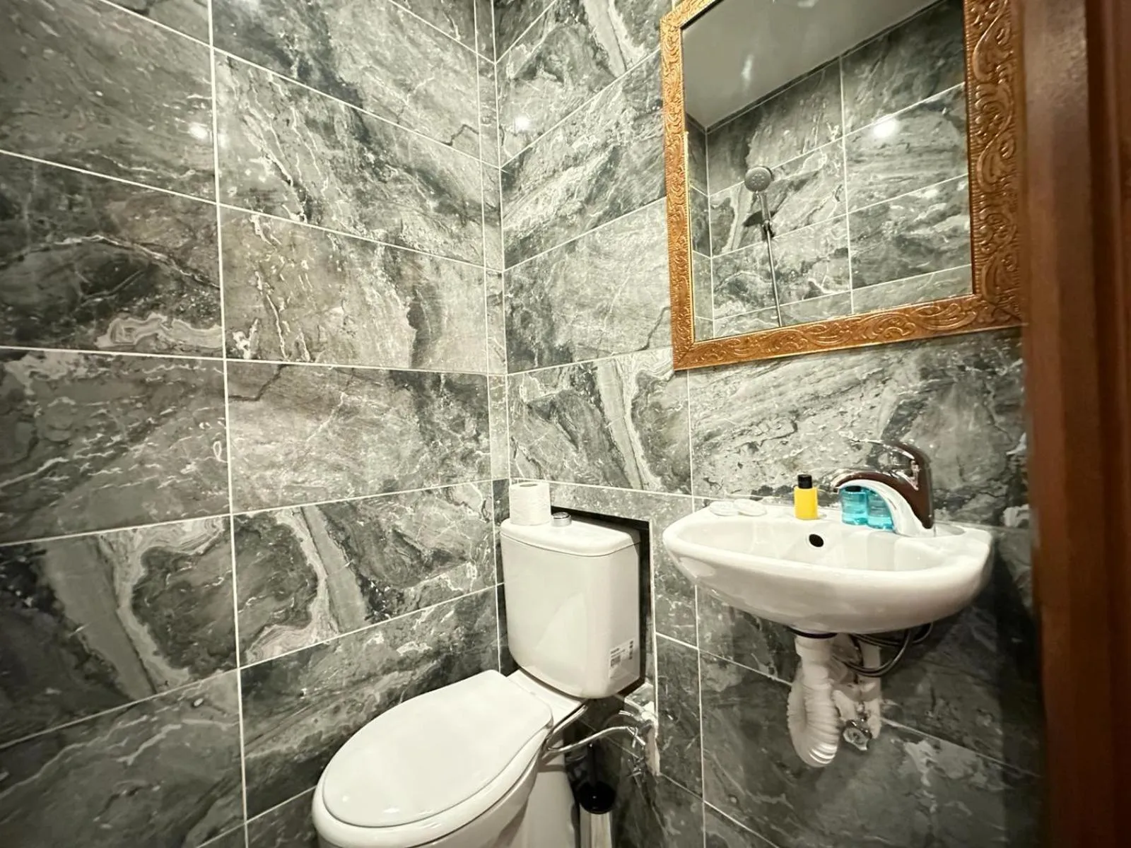 Shower in Maranda Suit Hotel