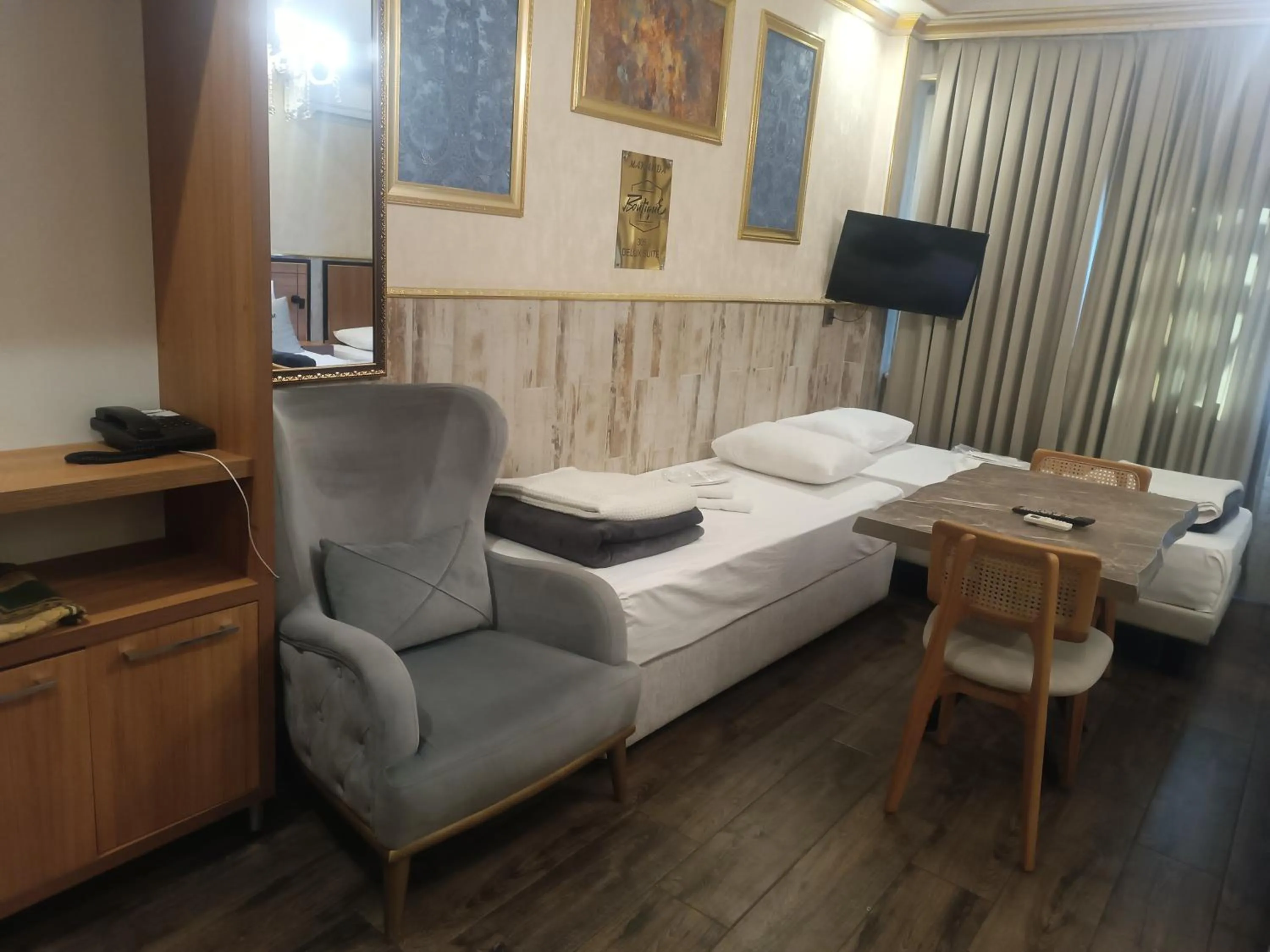 Living room, Bed in Maranda Suit Hotel