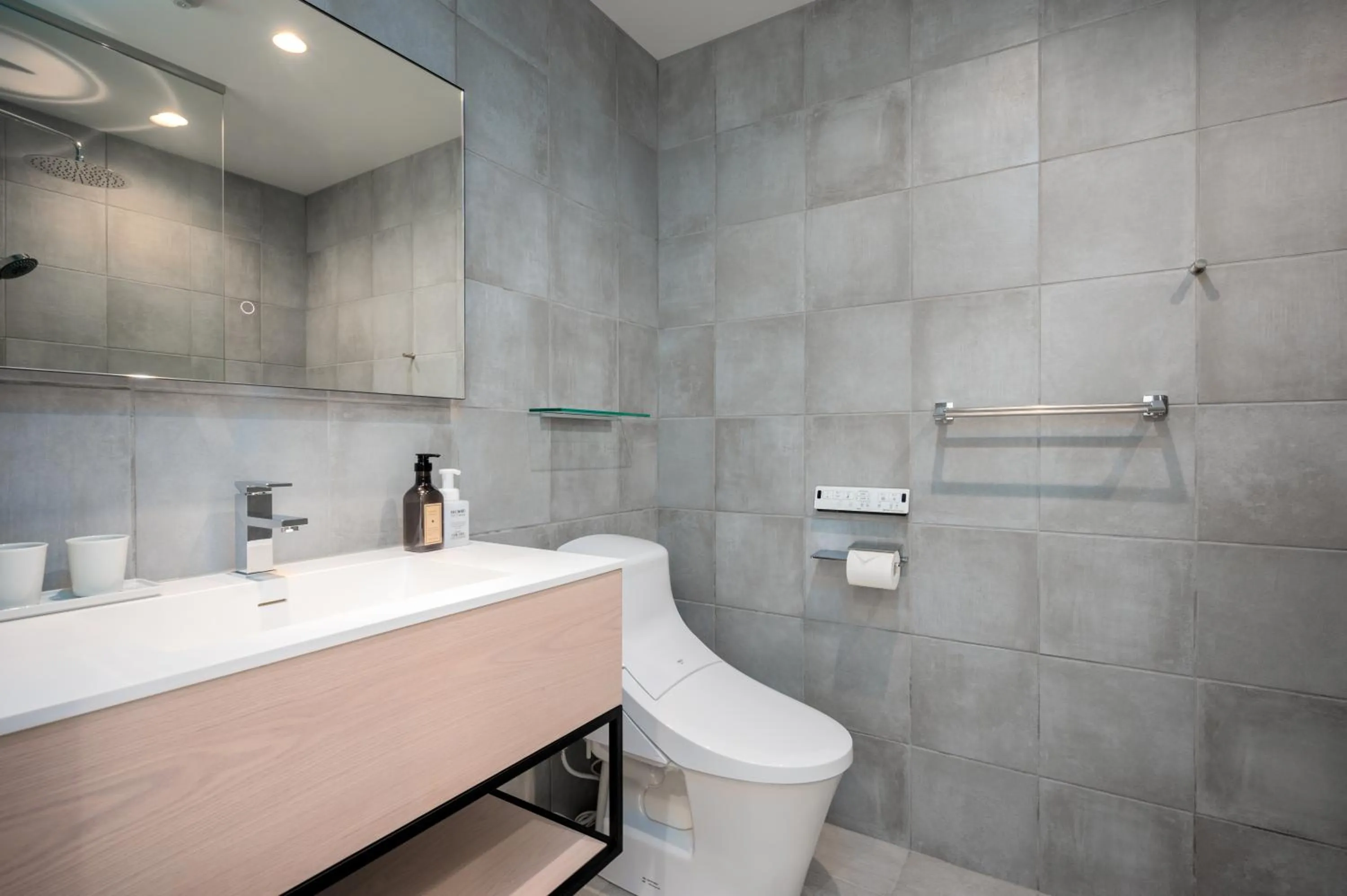 Bathroom in ArtHouse by H2 Life