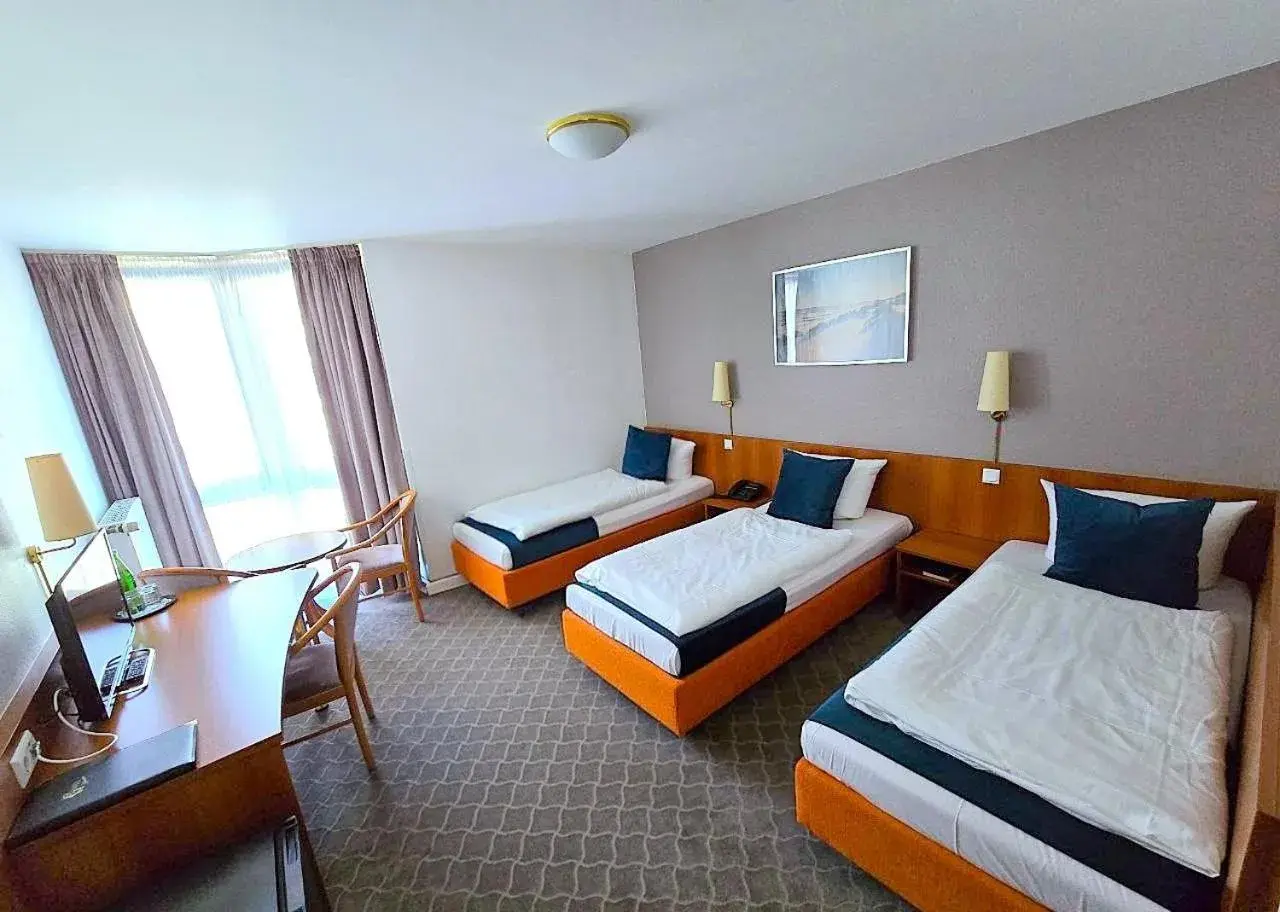 Triple Room in Concorde Hotel Ascot Triple Room in Concorde Hotel Ascot