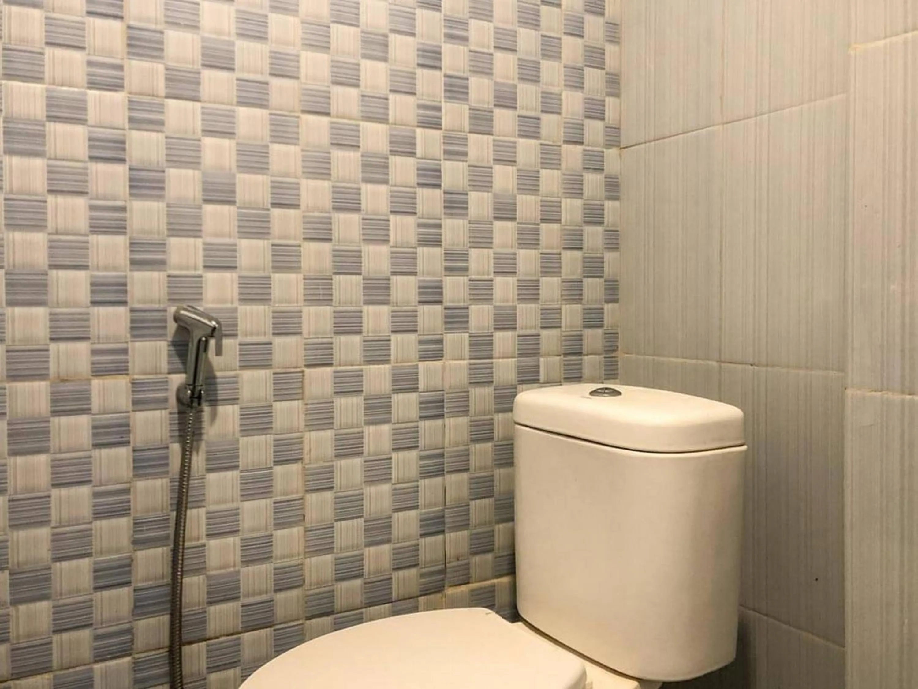 Bathroom in RedDoorz Syariah near Taman Rekreasi Sengkaling 2