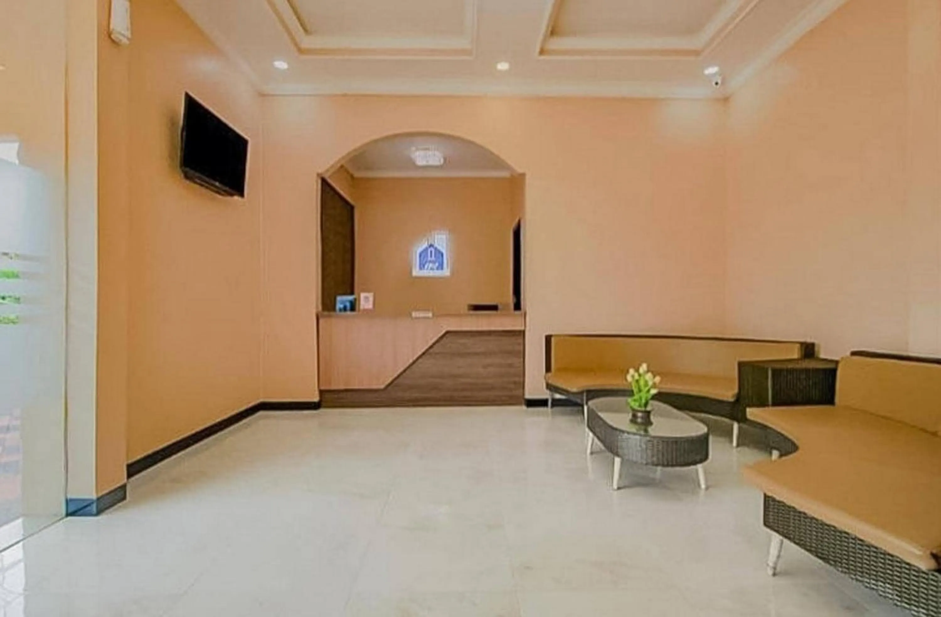 Lobby or reception in RedDoorz Syariah near Taman Rekreasi Sengkaling 2