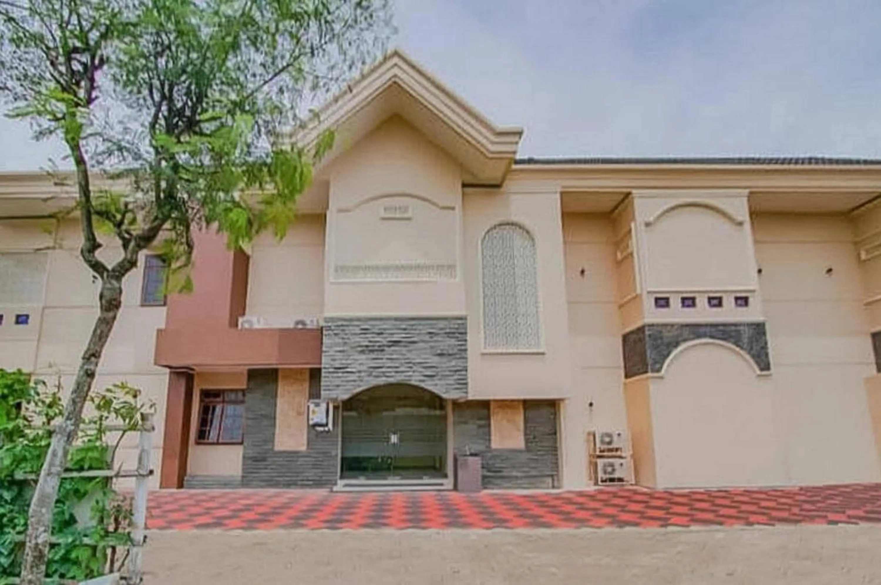 Facade/entrance in RedDoorz Syariah near Taman Rekreasi Sengkaling 2