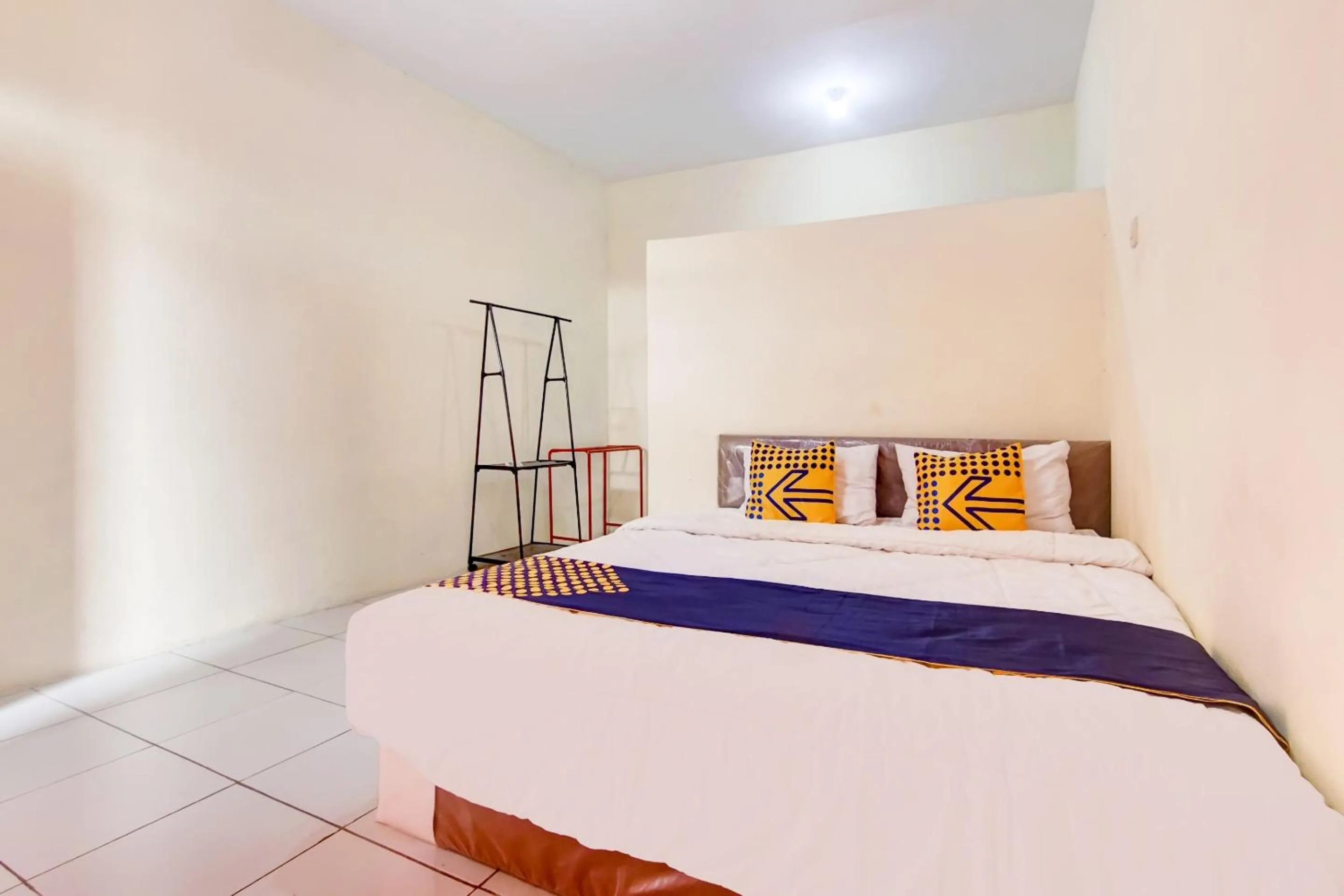 Bedroom in Hotel O Nakula Sadewa