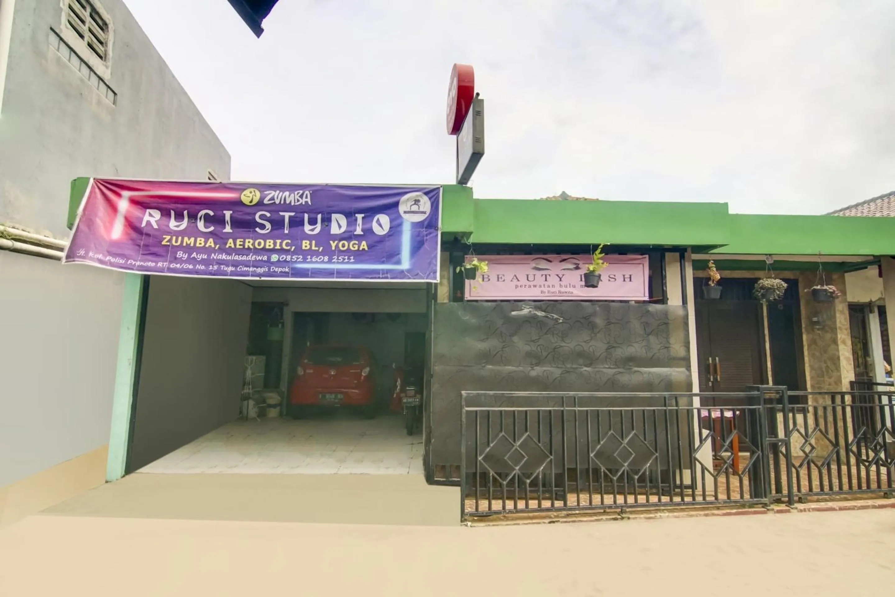 Facade/entrance in Hotel O Nakula Sadewa