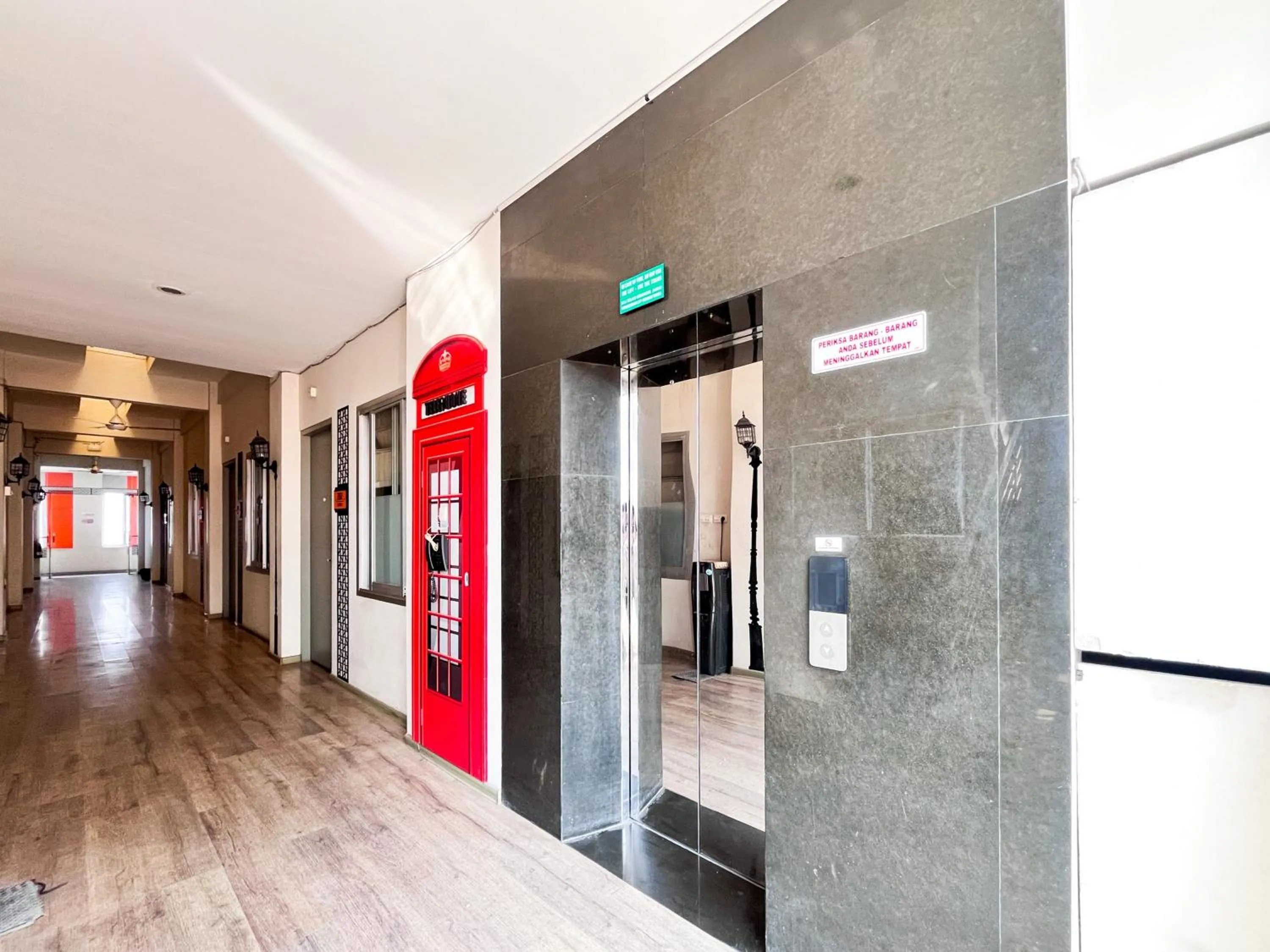 Property building in Sans Vibes Hotel Syariah Graha 100 Gubeng Surabaya