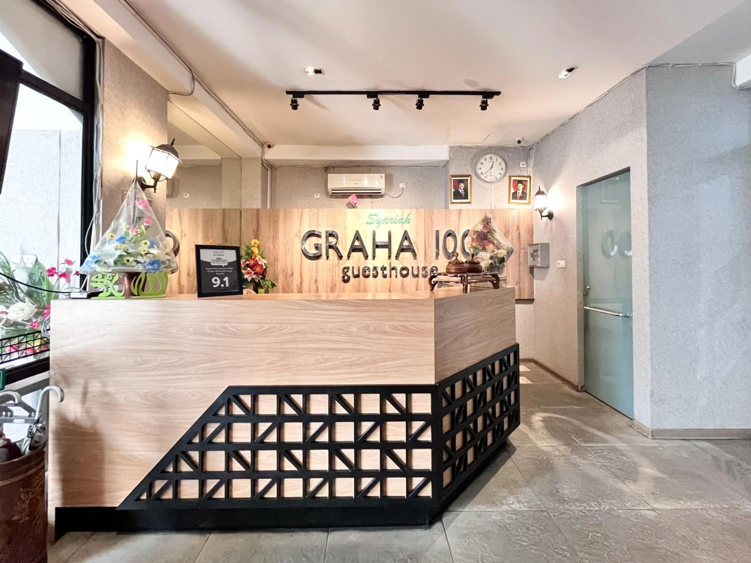 Lobby or reception in Sans Vibes Hotel Syariah Graha 100 Gubeng Surabaya