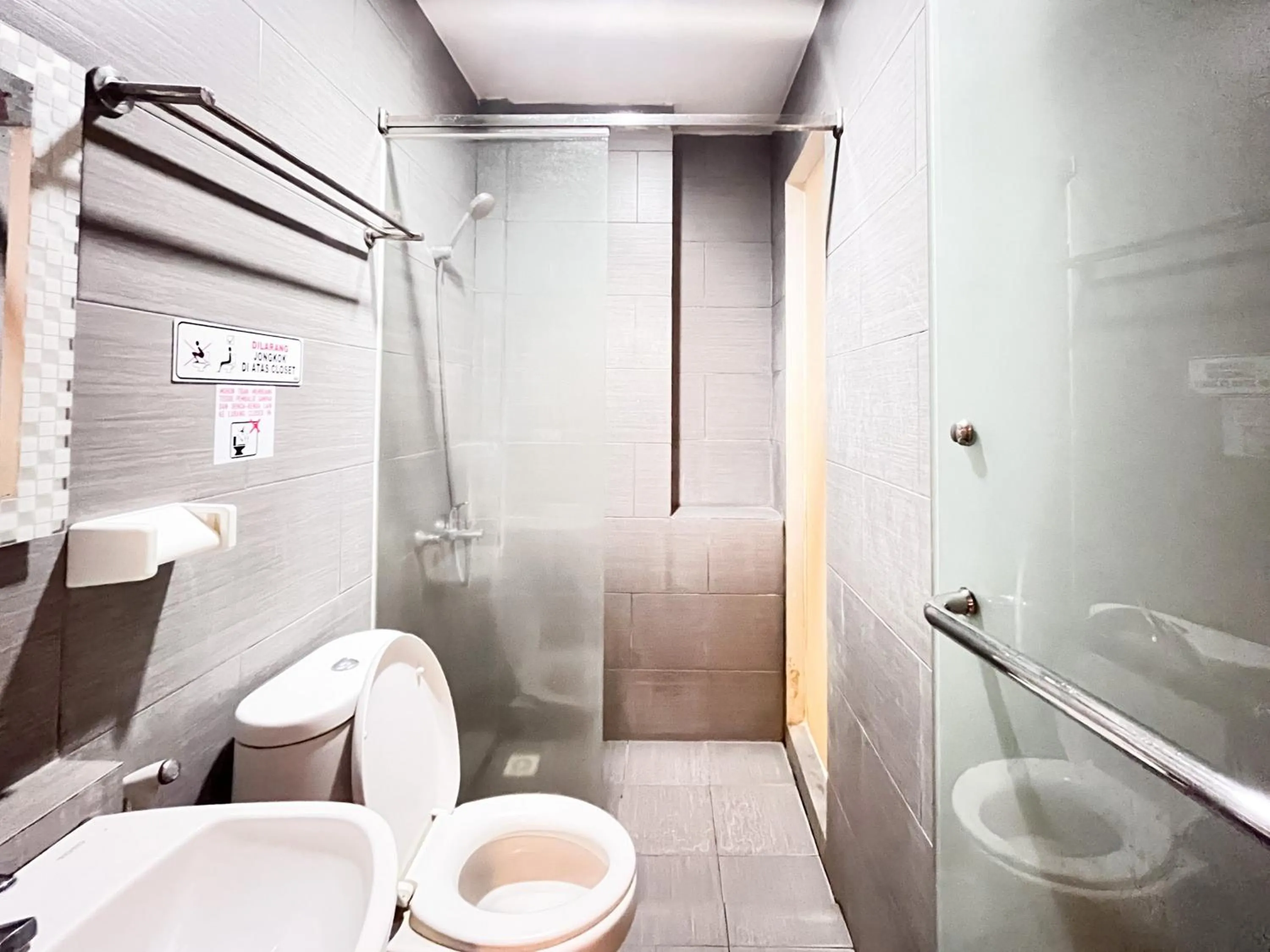 Bathroom in Sans Vibes Hotel Syariah Graha 100 Gubeng Surabaya