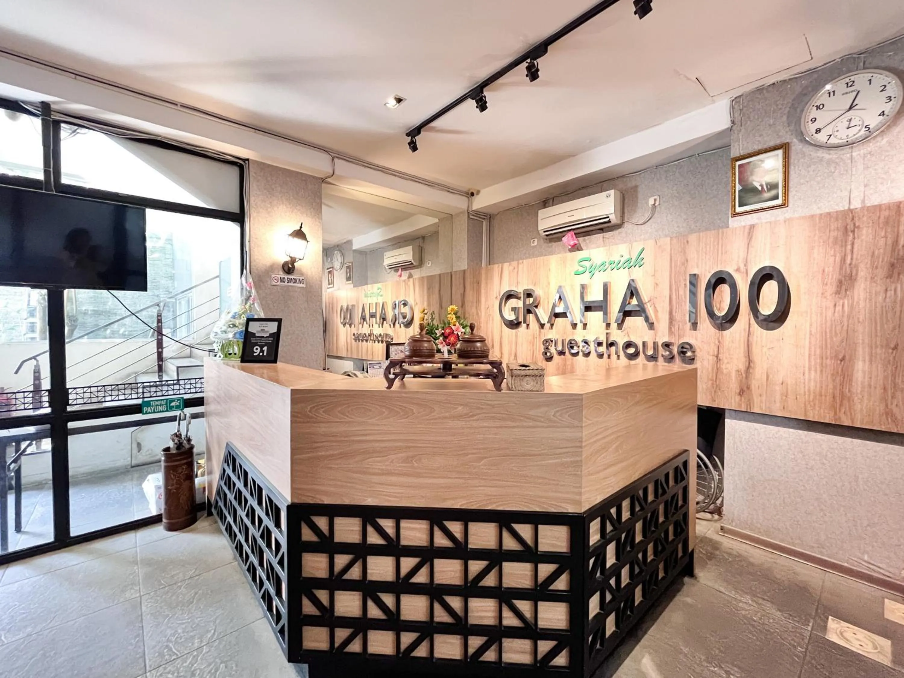 Lobby or reception in Sans Vibes Hotel Syariah Graha 100 Gubeng Surabaya