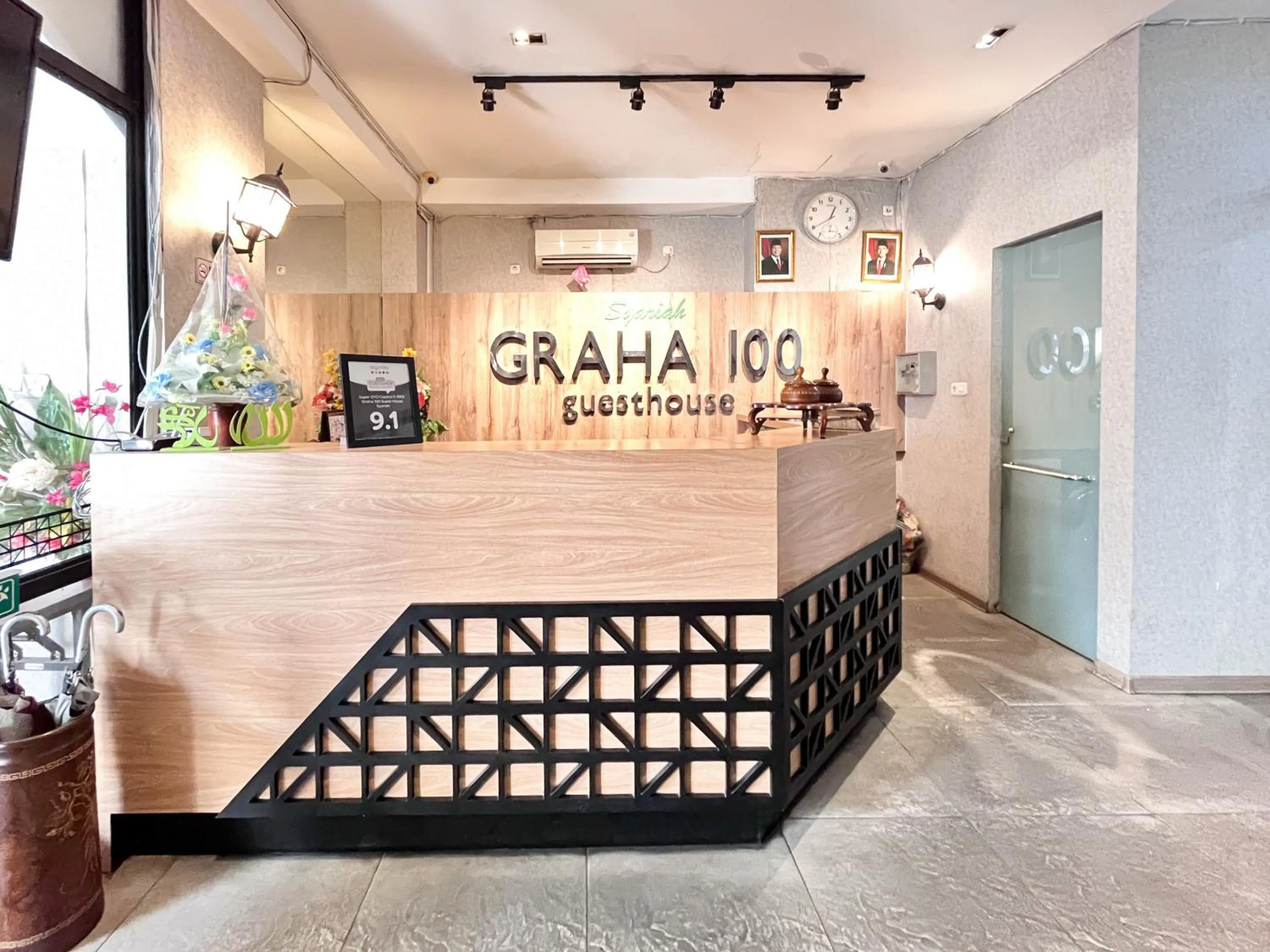 Lobby or reception in Sans Vibes Hotel Syariah Graha 100 Gubeng Surabaya