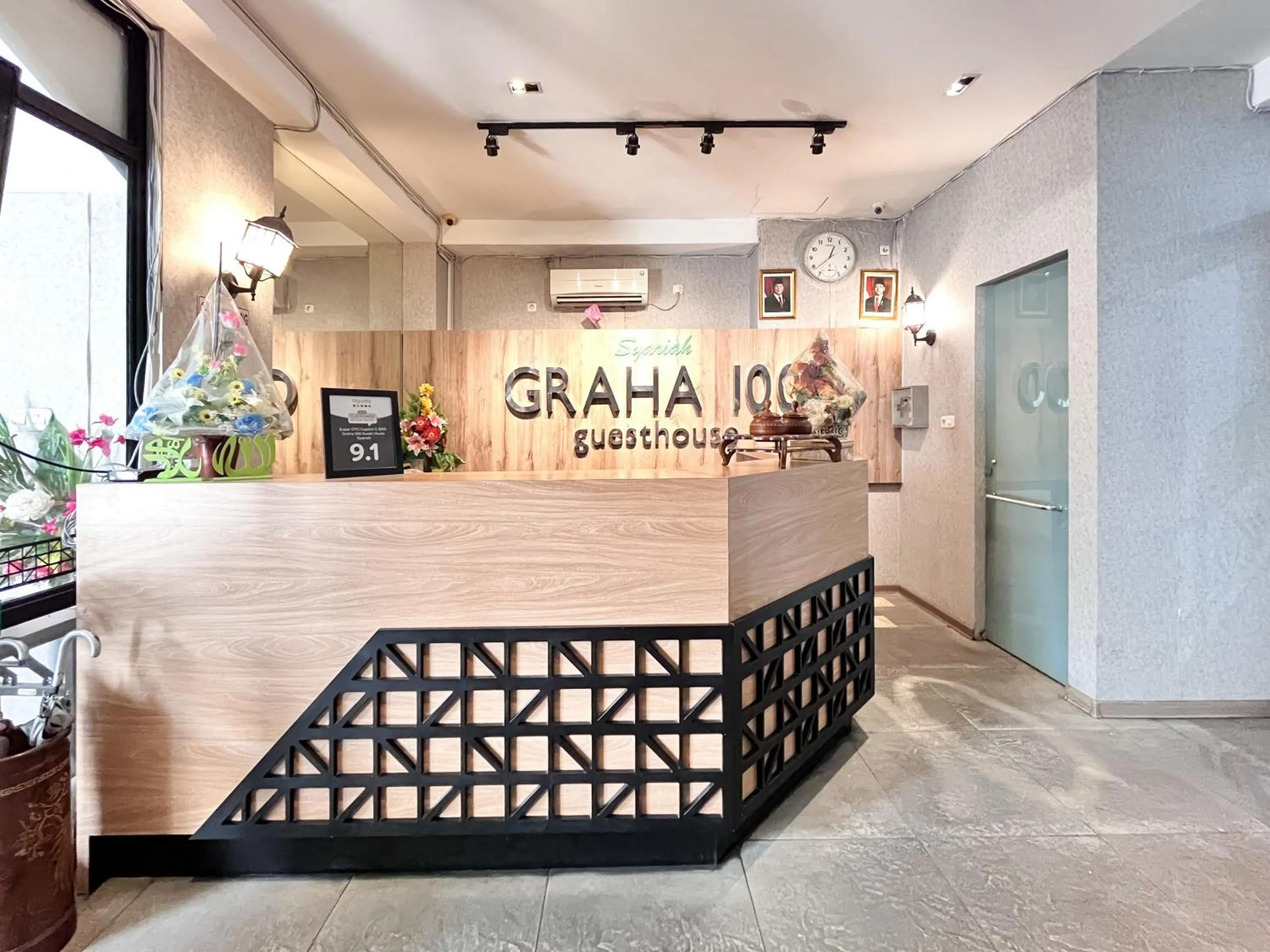 Lobby or reception in Sans Vibes Hotel Syariah Graha 100 Gubeng Surabaya