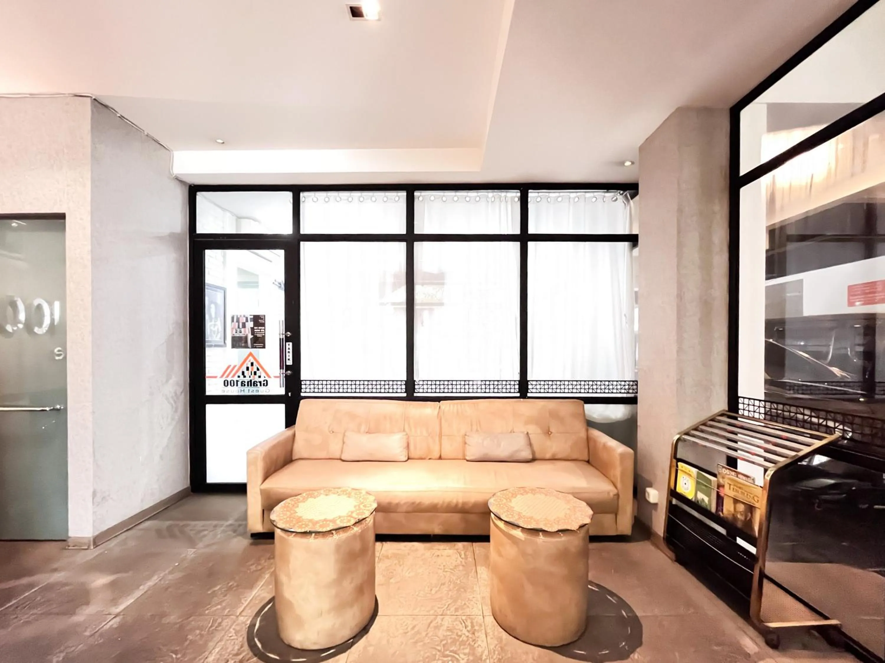 Seating area in Sans Vibes Hotel Syariah Graha 100 Gubeng Surabaya