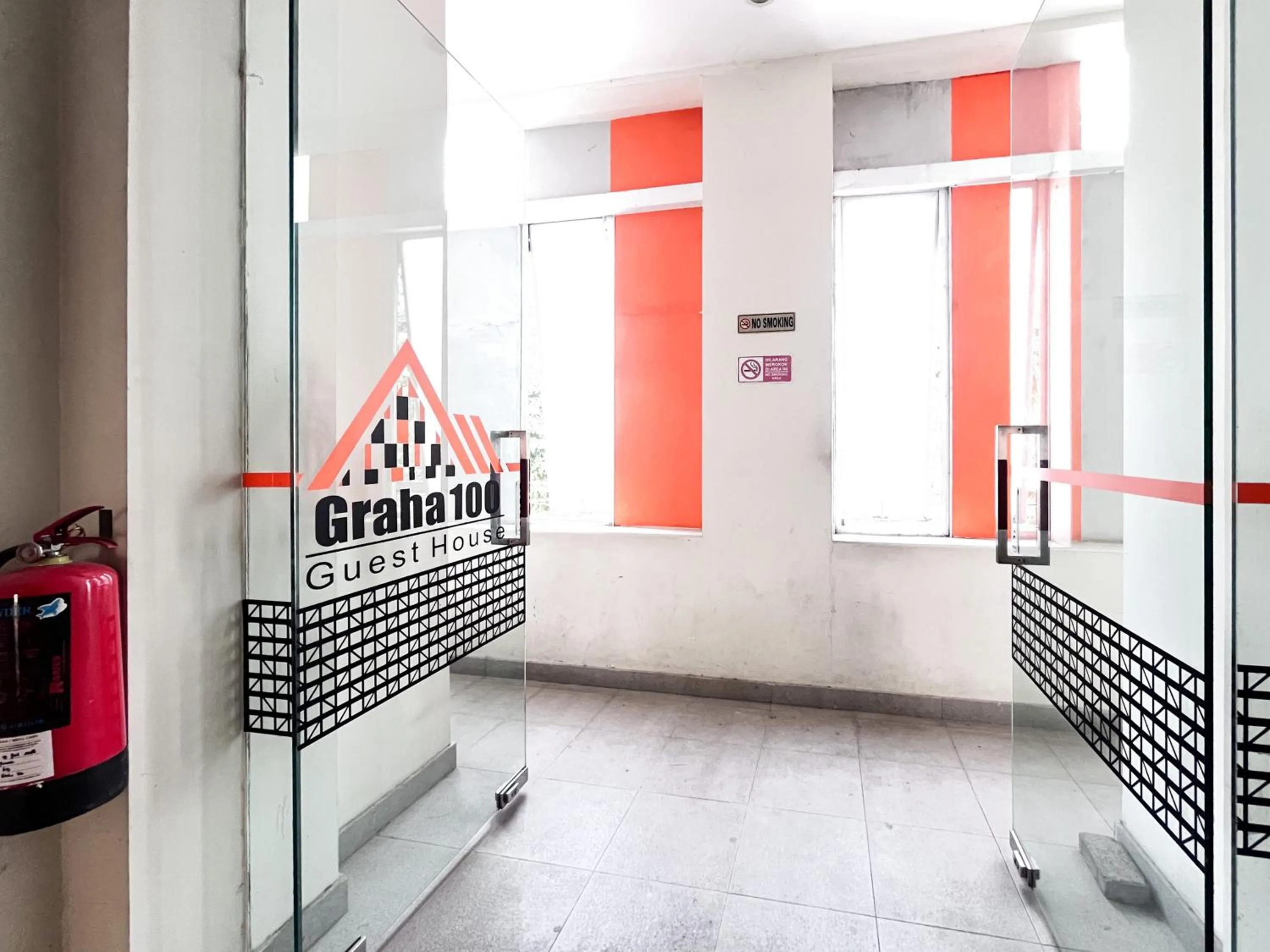 Property building in Sans Vibes Hotel Syariah Graha 100 Gubeng Surabaya