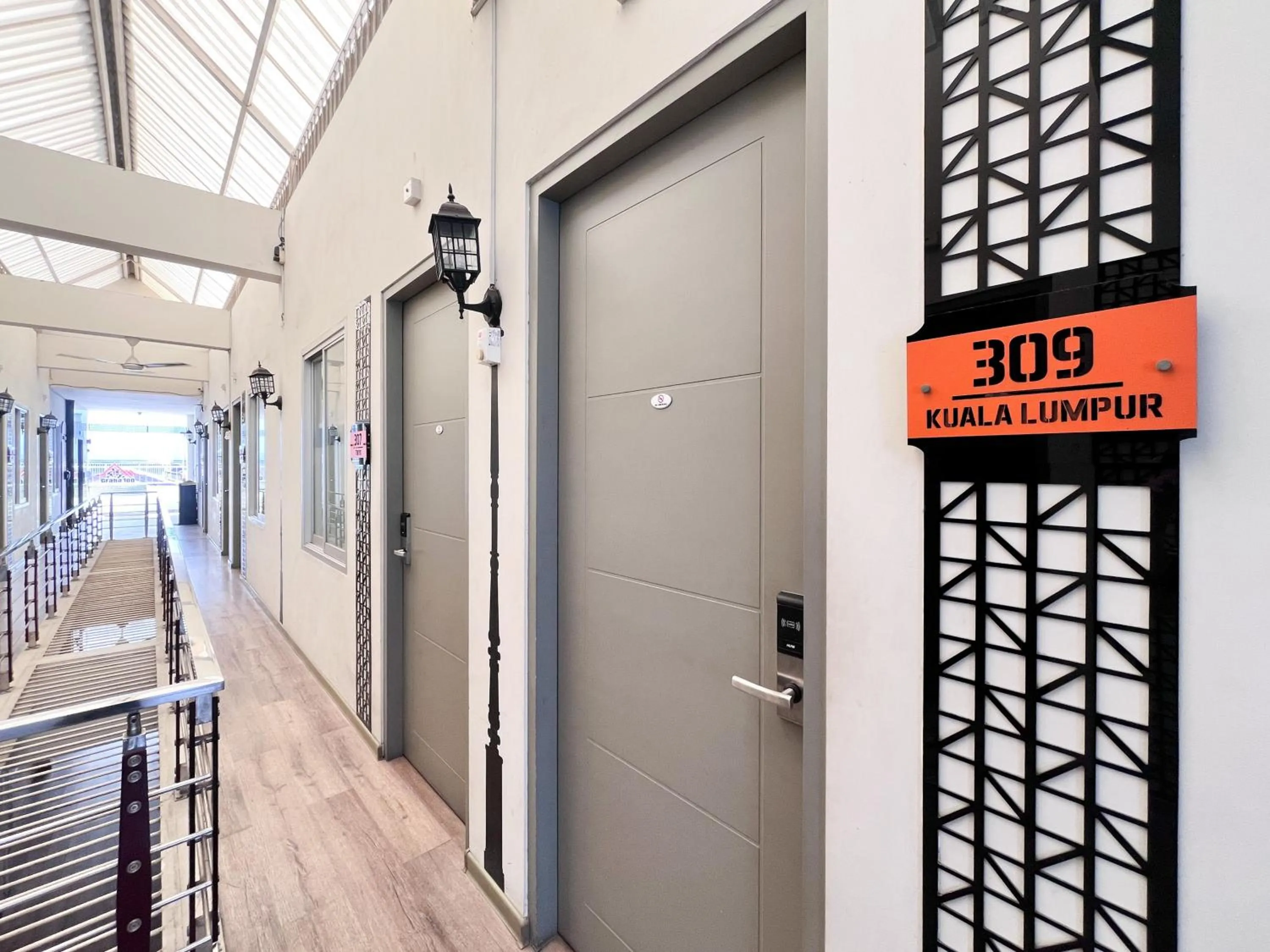 Property building in Sans Vibes Hotel Syariah Graha 100 Gubeng Surabaya