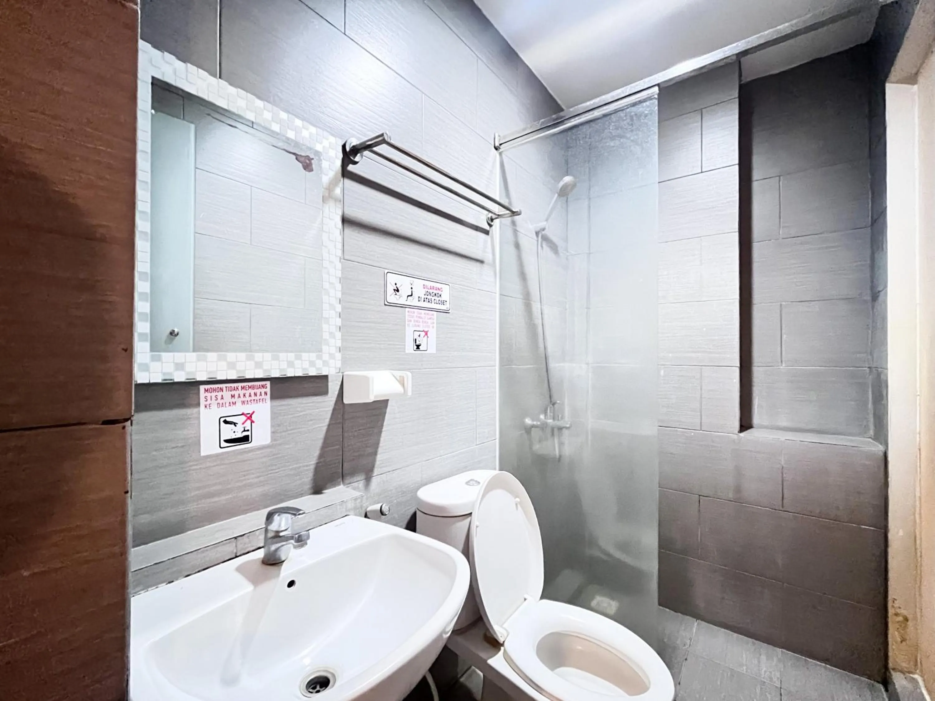 Bathroom in Sans Vibes Hotel Syariah Graha 100 Gubeng Surabaya