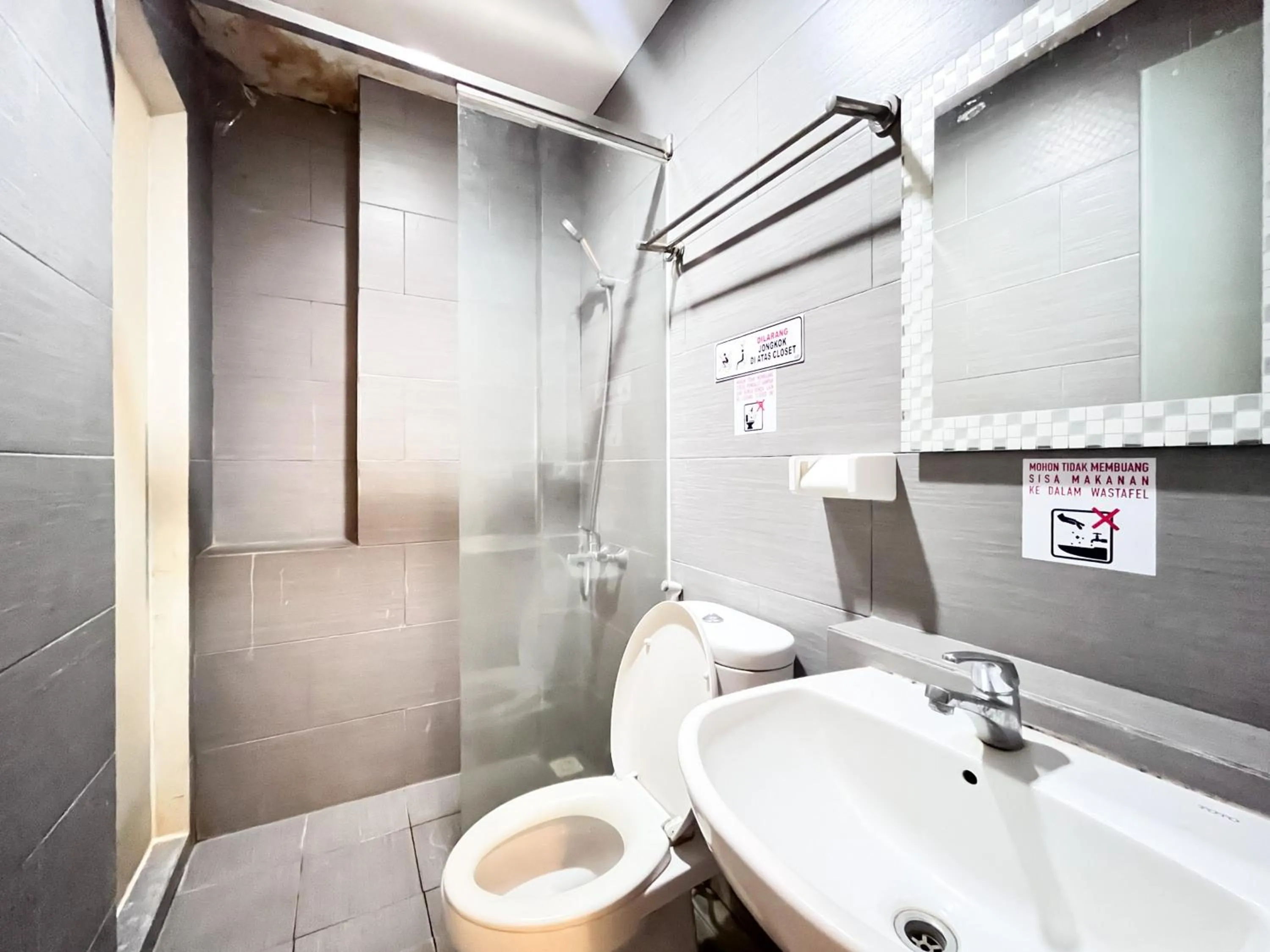 Bathroom in Sans Vibes Hotel Syariah Graha 100 Gubeng Surabaya