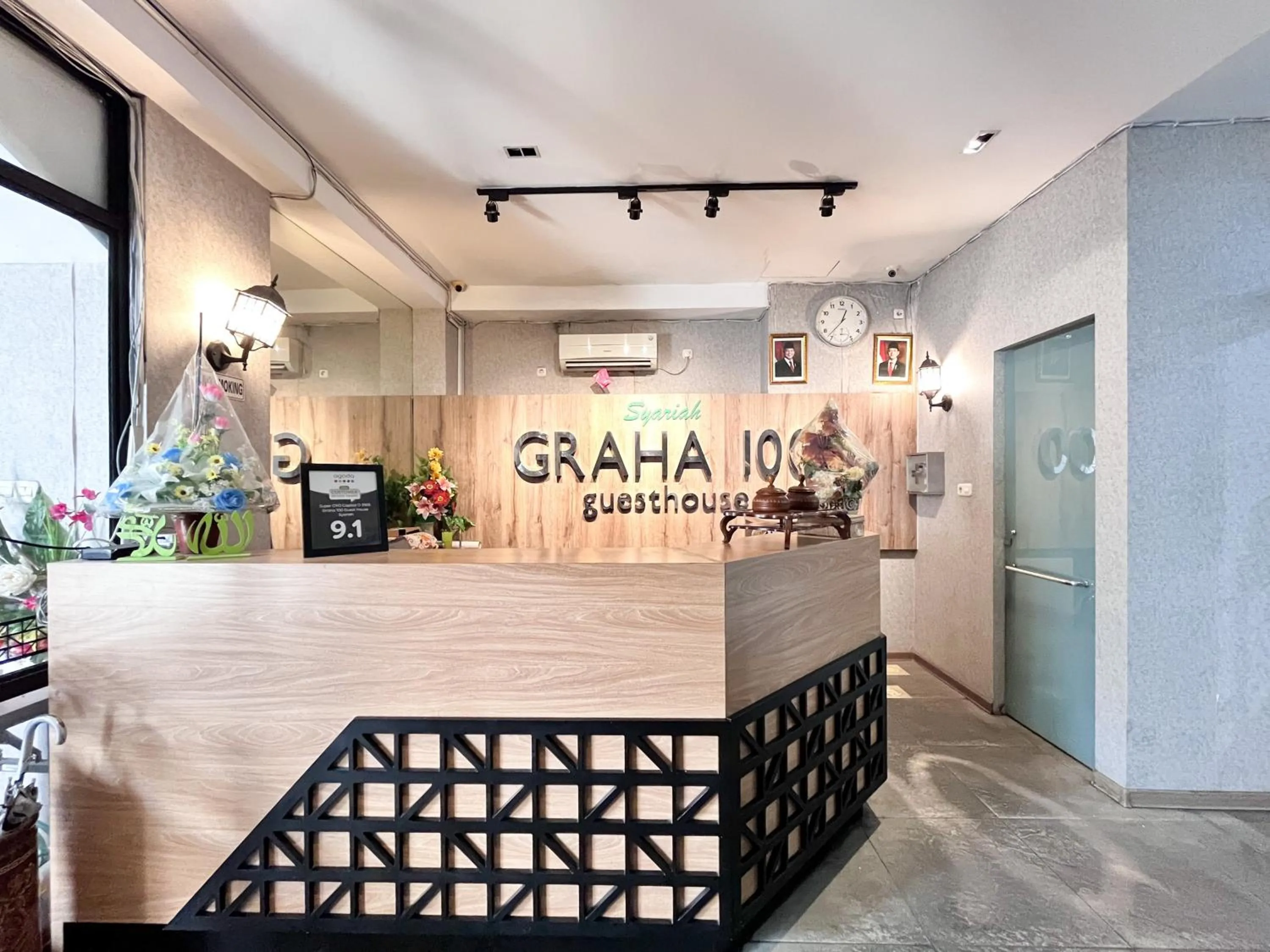 Lobby or reception in Sans Vibes Hotel Syariah Graha 100 Gubeng Surabaya