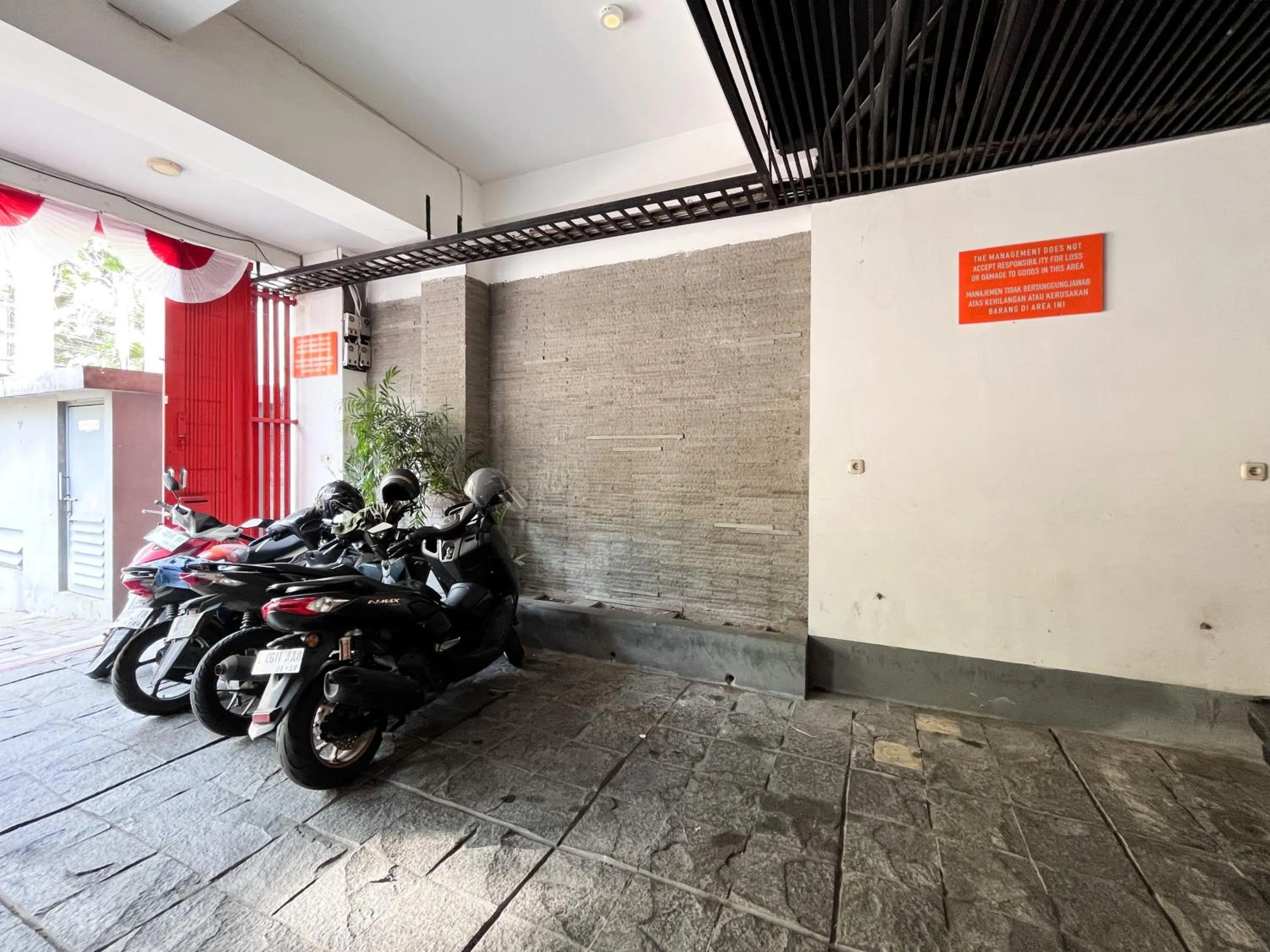 Parking in Sans Vibes Hotel Syariah Graha 100 Gubeng Surabaya