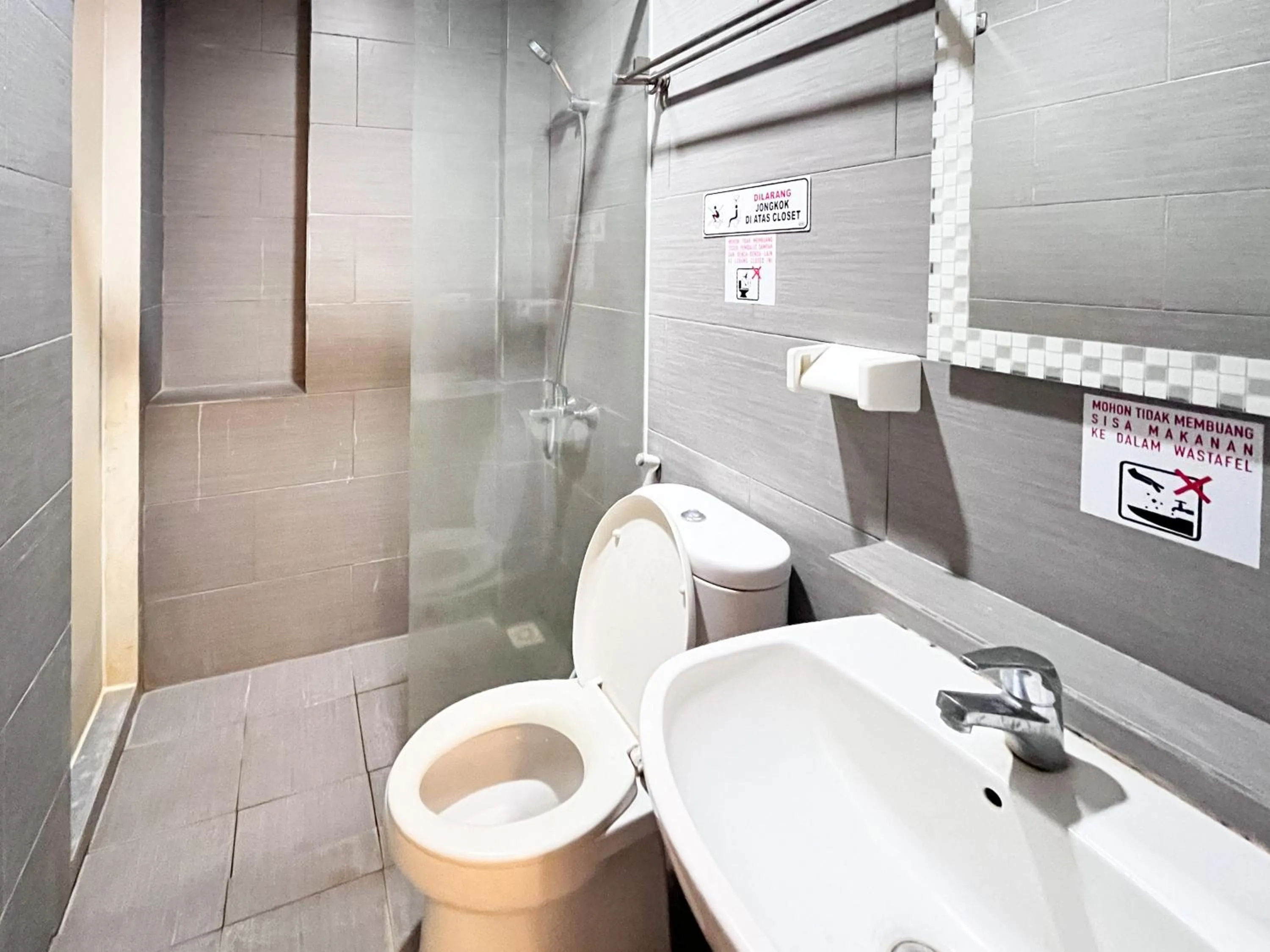 Bathroom in Sans Vibes Hotel Syariah Graha 100 Gubeng Surabaya