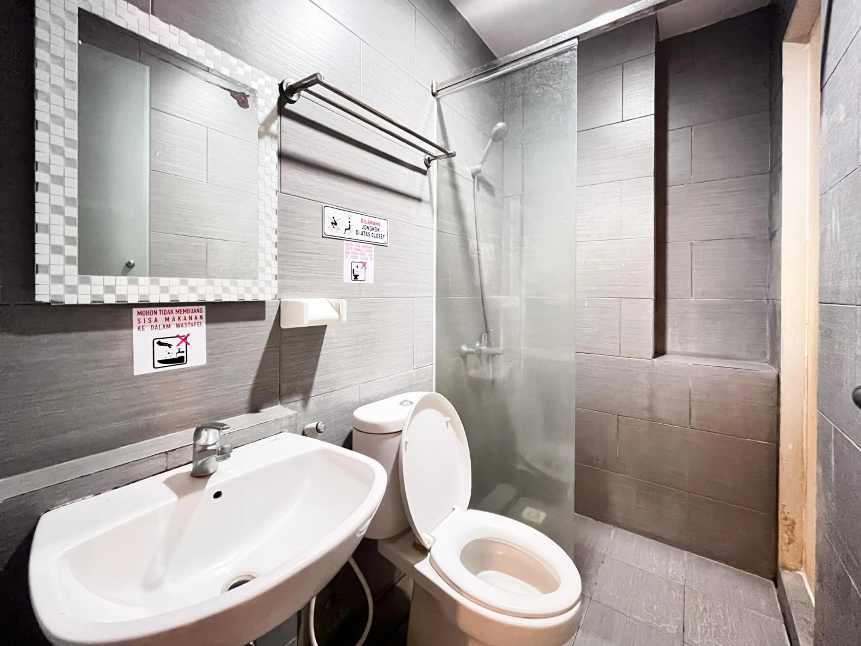 Bathroom in Sans Vibes Hotel Syariah Graha 100 Gubeng Surabaya