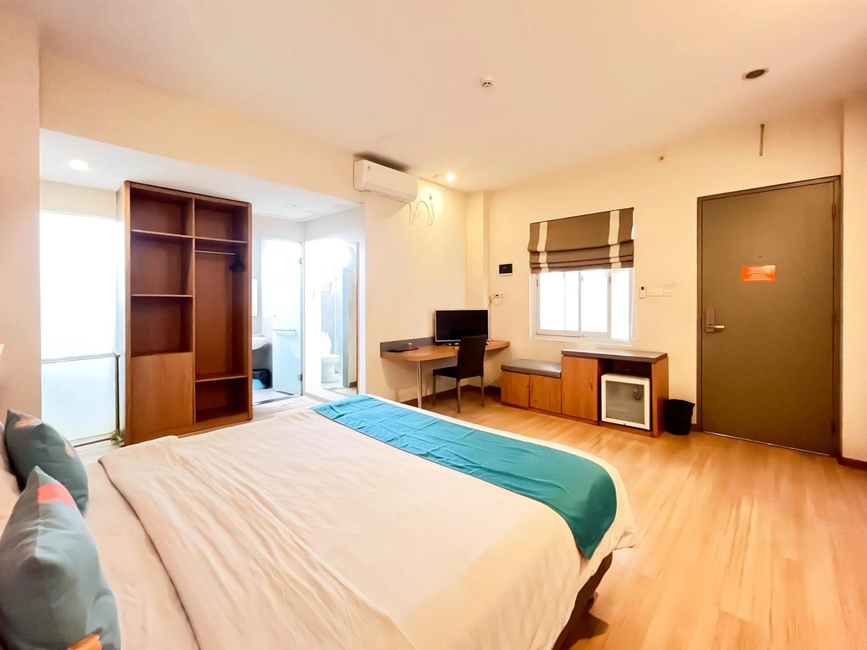 Bedroom, Bed in Sans Vibes Hotel Syariah Graha 100 Gubeng Surabaya