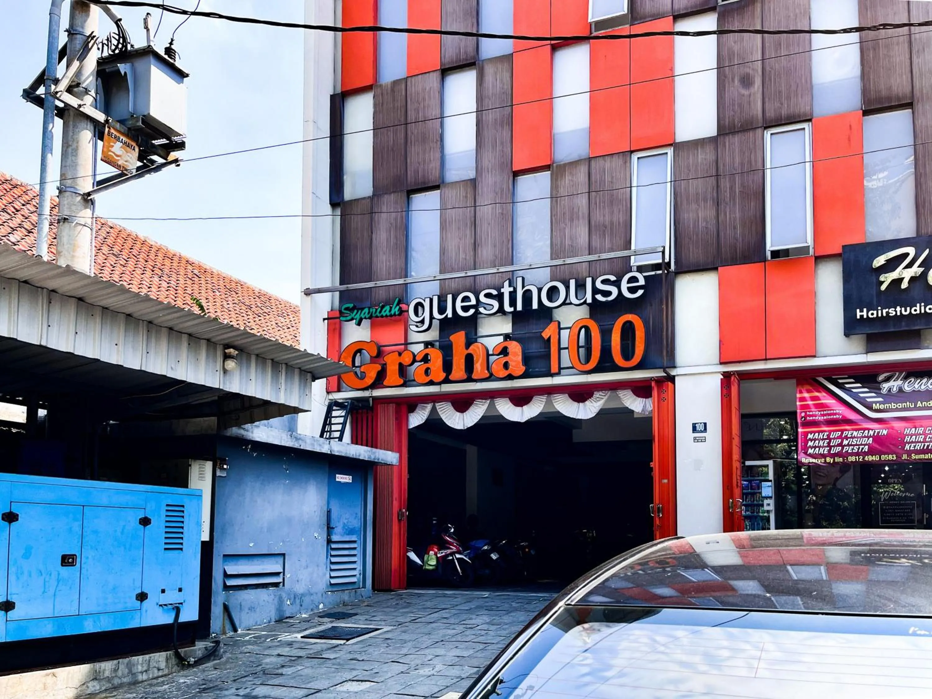 Facade/entrance in Sans Vibes Hotel Syariah Graha 100 Gubeng Surabaya