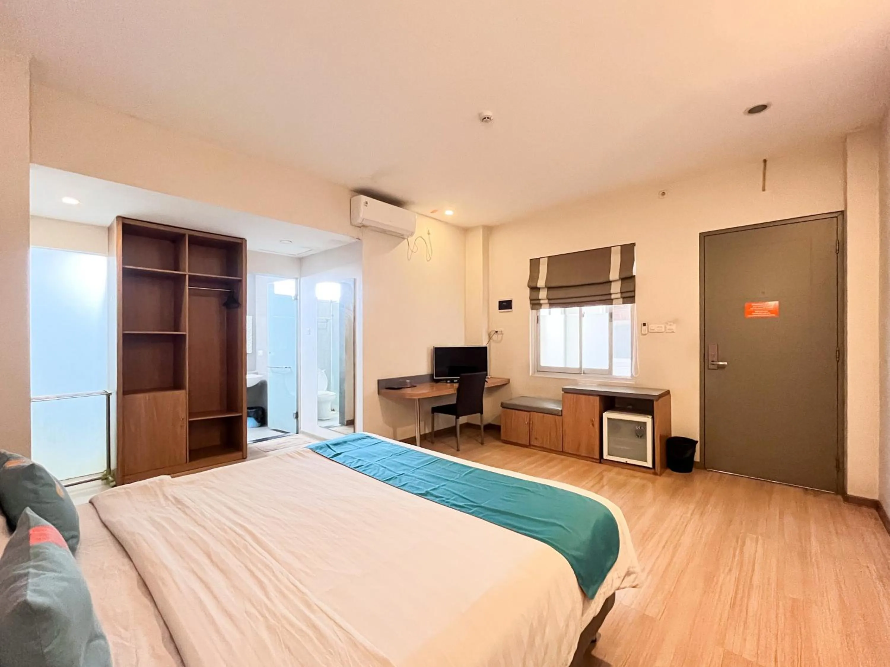 Bedroom, Bed in Sans Vibes Hotel Syariah Graha 100 Gubeng Surabaya