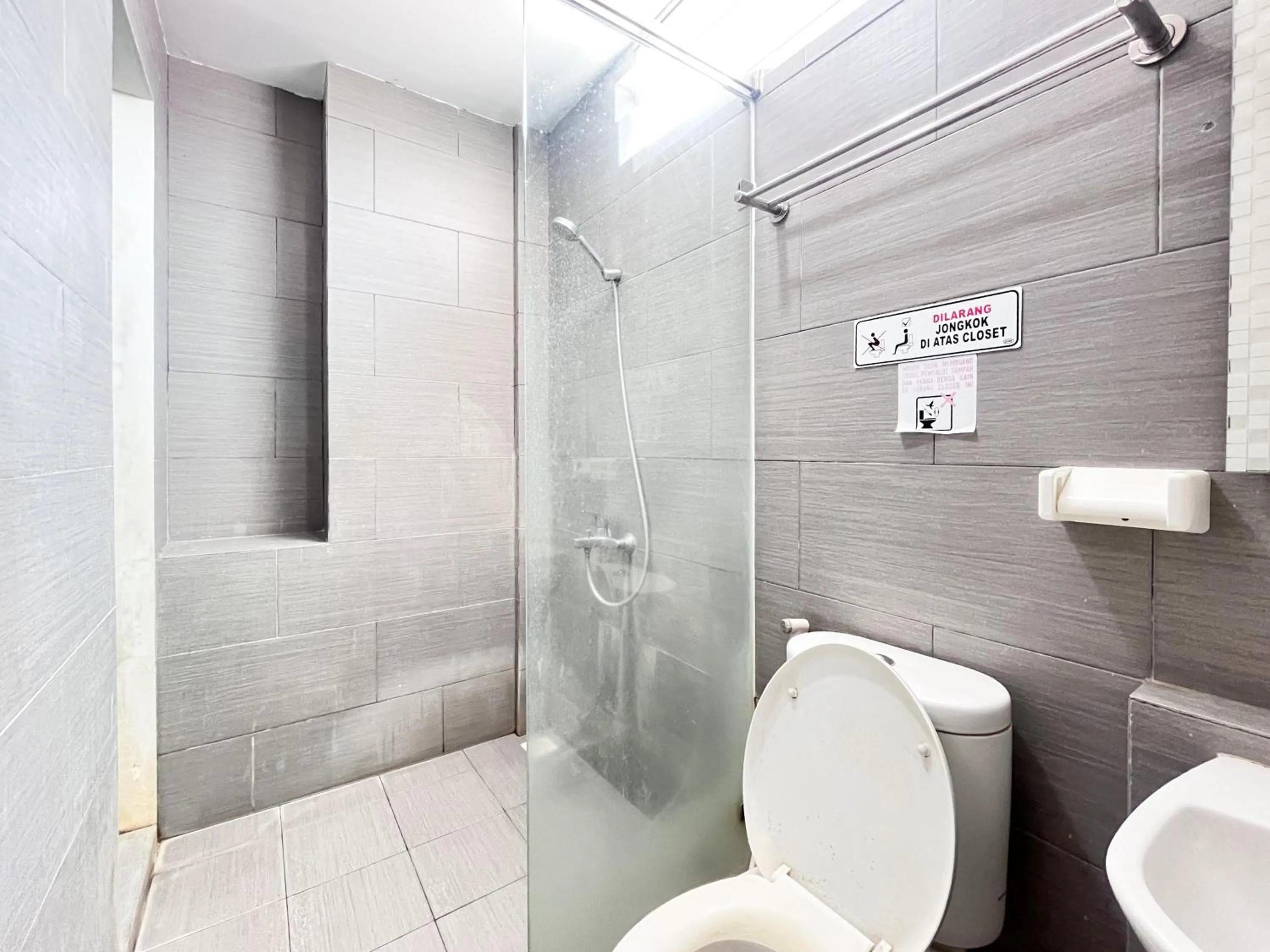 Bathroom in Sans Vibes Hotel Syariah Graha 100 Gubeng Surabaya