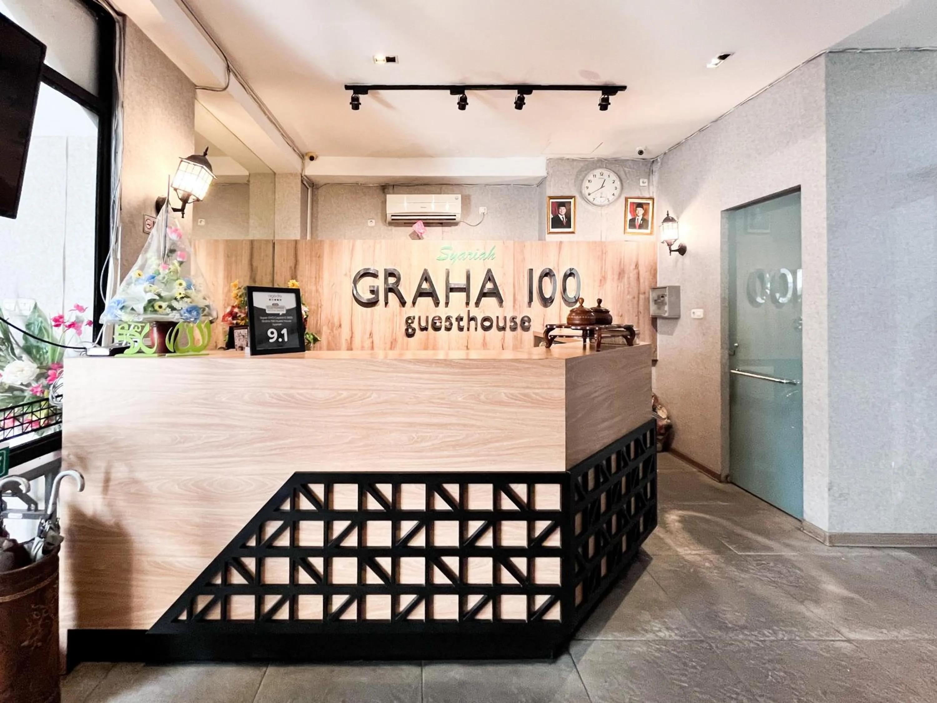 Lobby or reception in Sans Vibes Hotel Syariah Graha 100 Gubeng Surabaya