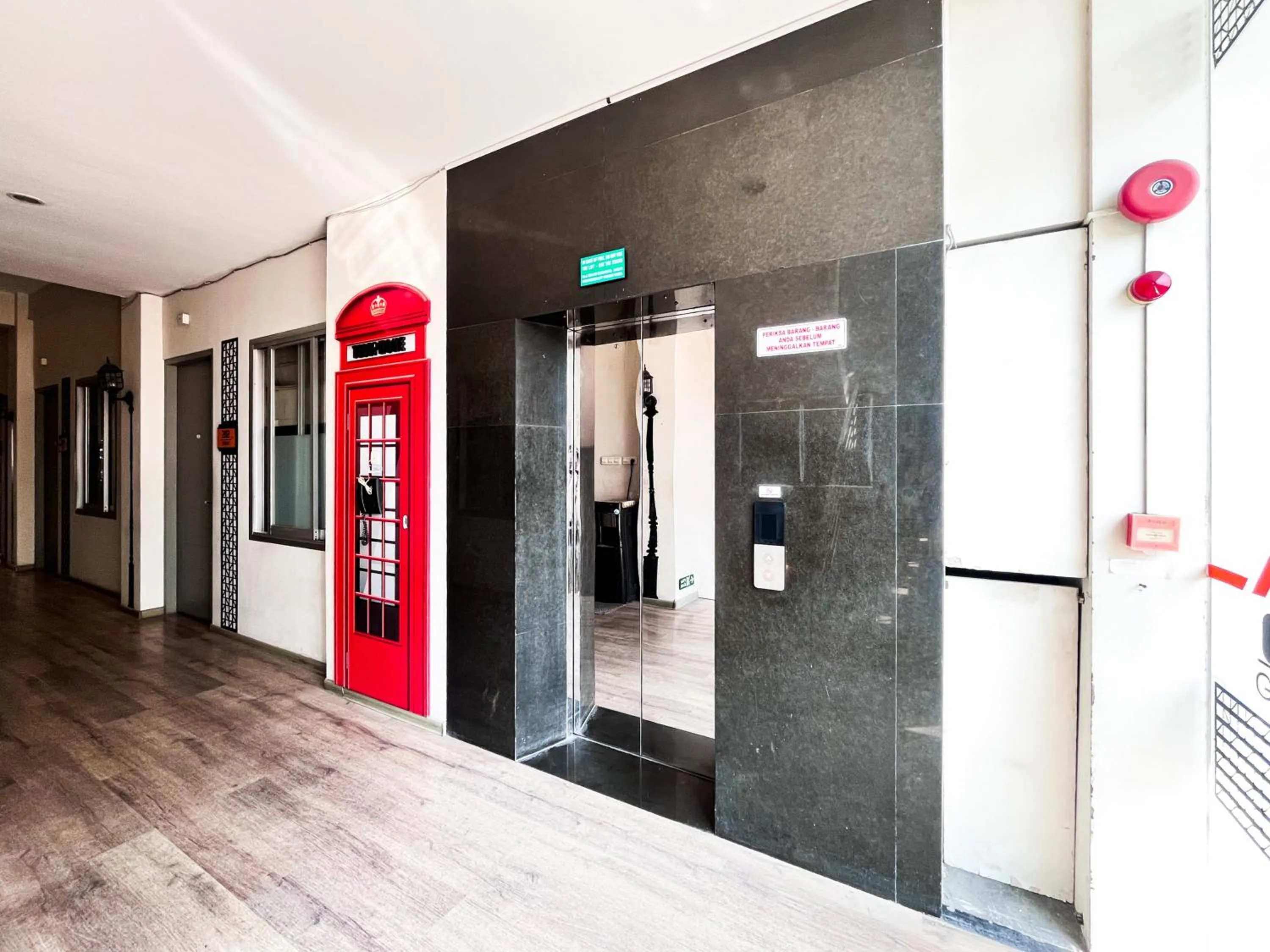 Property building in Sans Vibes Hotel Syariah Graha 100 Gubeng Surabaya