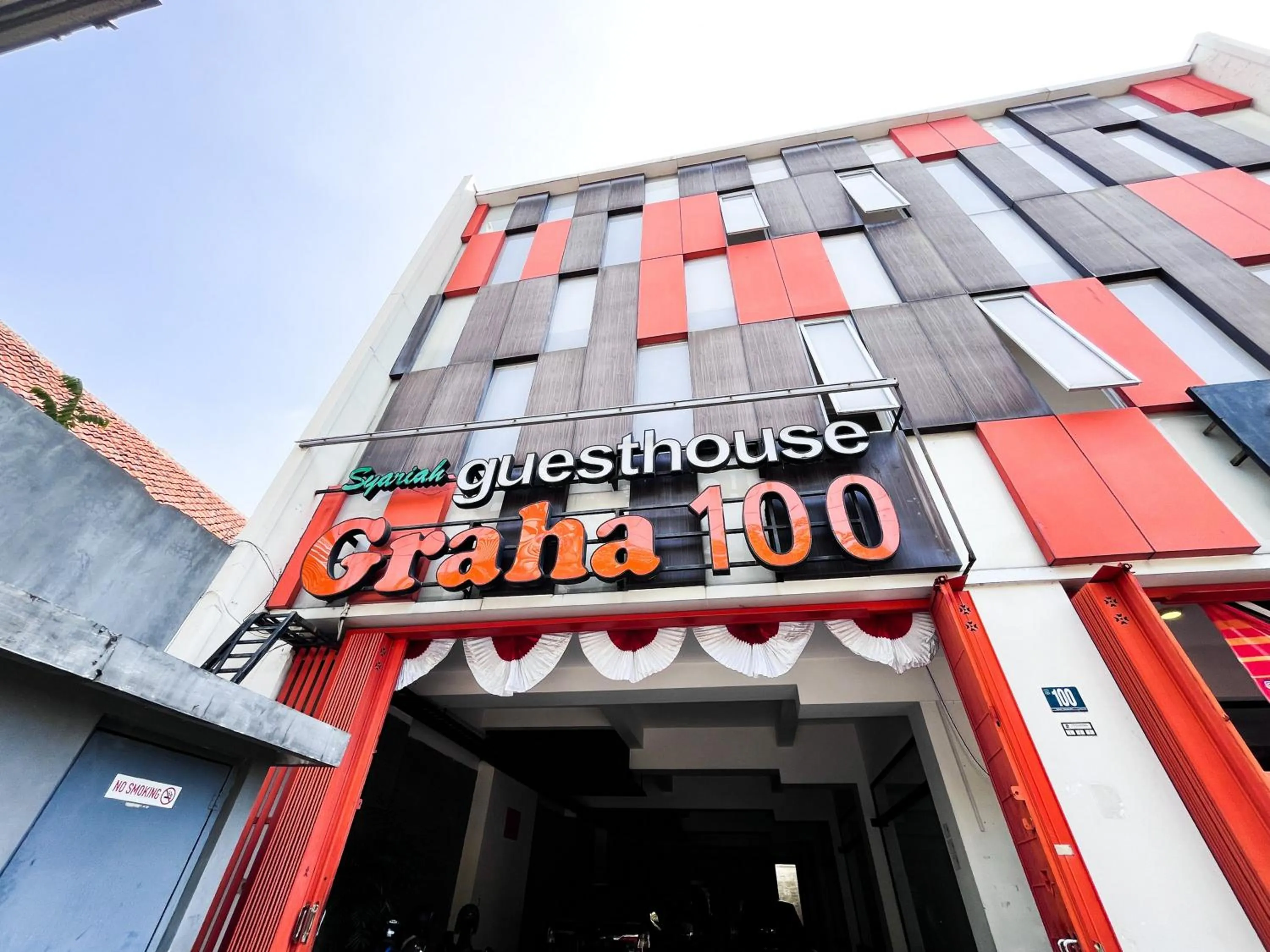 Facade/entrance in Sans Vibes Hotel Syariah Graha 100 Gubeng Surabaya