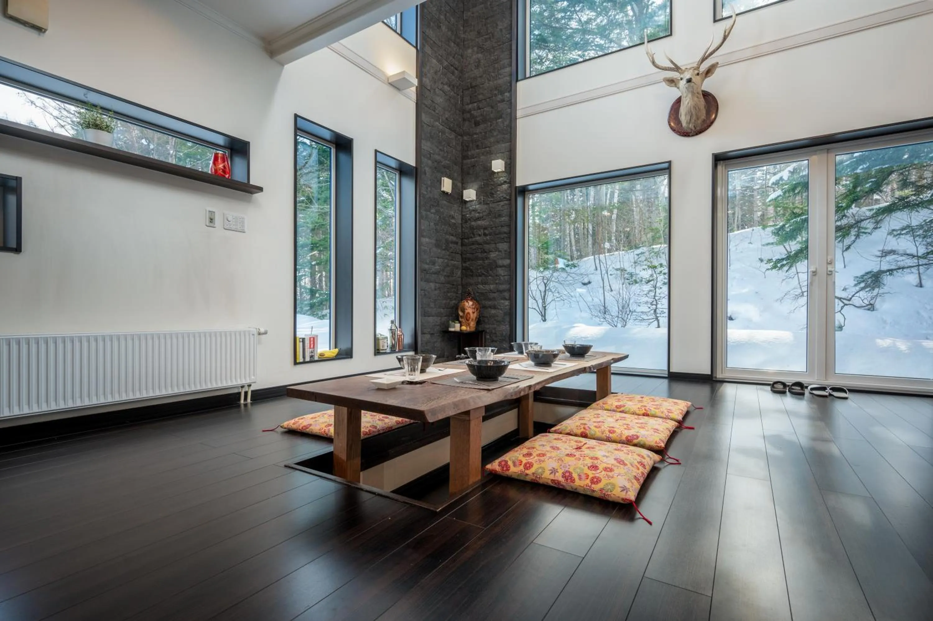 Dining area in Shochikubai by H2 Life