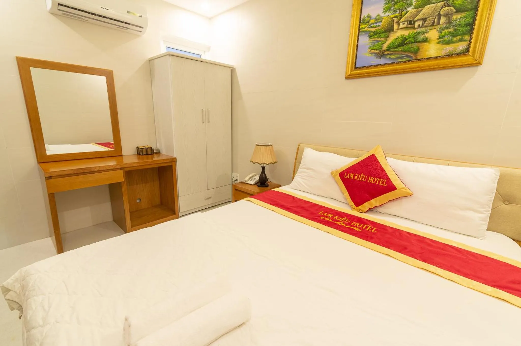 Photo of the whole room, Bed in Lam Kiều Hotel