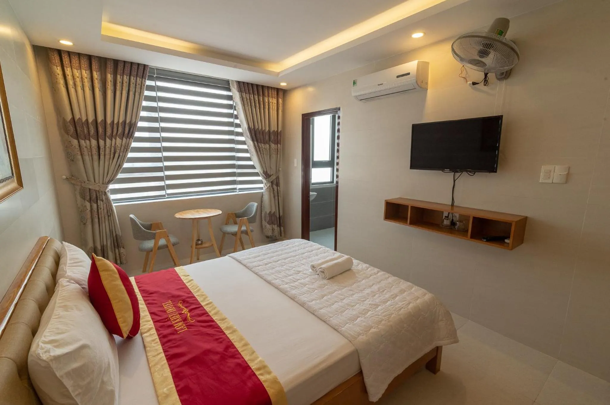 Photo of the whole room, Bed in Lam Kiều Hotel